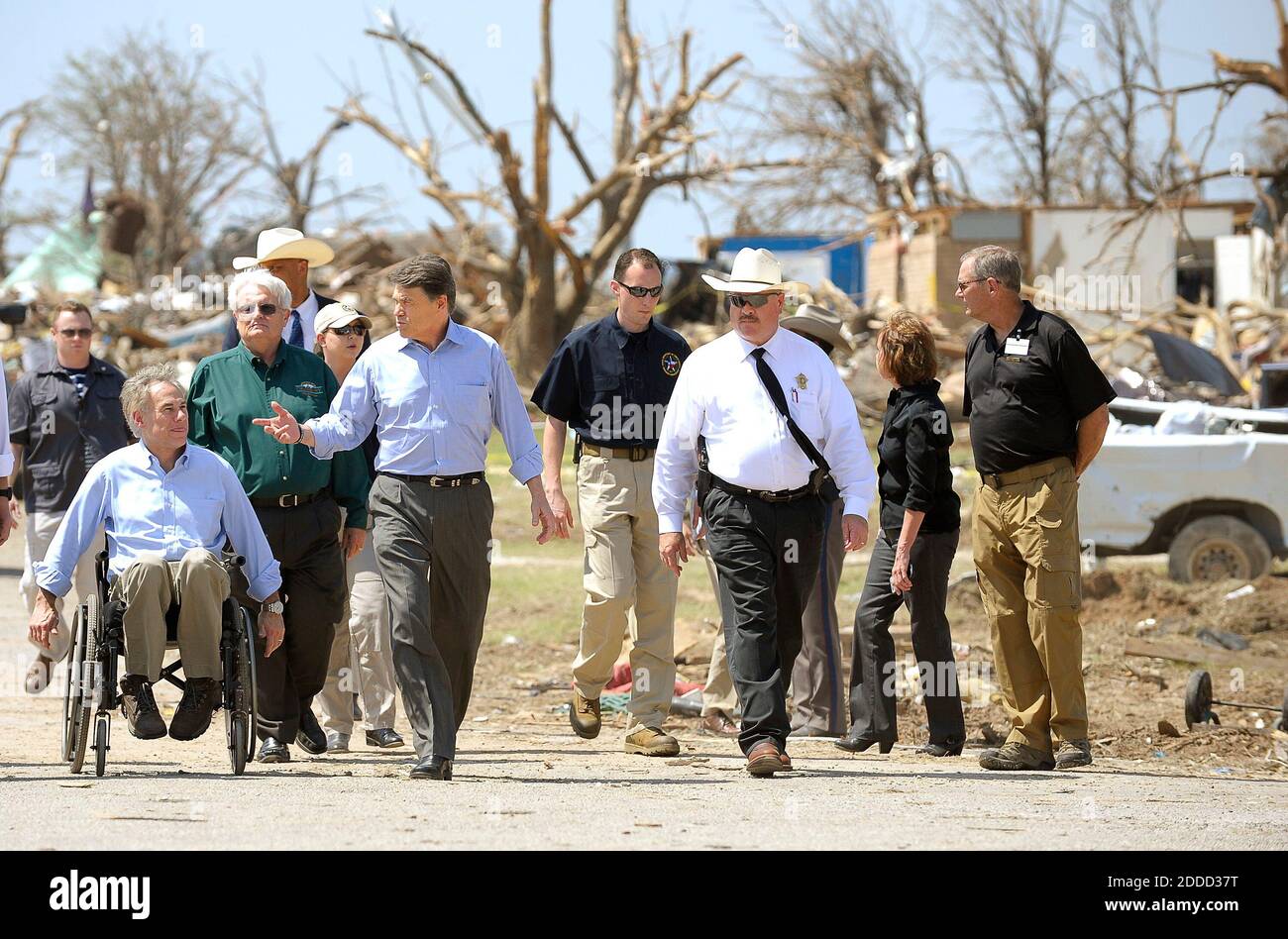 KEIN FILM, KEIN VIDEO, KEIN FERNSEHEN, KEIN DOKUMENTARFILM - TEXAS GOV. Rick Perry, Zentrum, und Texas Generalstaatsanwalt Greg Abbott, links, untersuchen den Tornado-Schaden in der Rancho Brazos Estates Unterabteilung in der Nähe von Granbury, Texas, Freitag, 17. Mai 2013. Die Unterteilung wurde von einem EF4 Tornado gegen 20 Uhr Mittwoch verwüstet. Foto: Max Faulkner/Fort Worth Star-Telegram/MCT/ABACAPRESS.COM Stockfoto