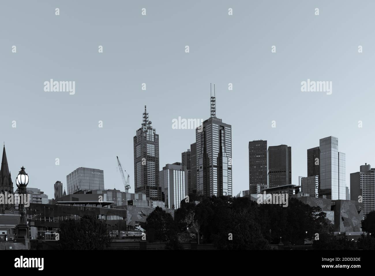 Die kommerzielle Skyline von Melbourne mit Wolkenkratzern, die sich in monochromen Blautönen über den unteren Gebäuden erheben. Stockfoto