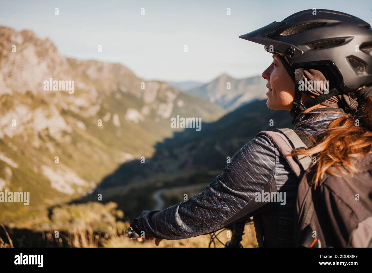 Mountainbiker mit Fahrrad stehen, während Sie die Aussicht auf die Berge im Naturpark Somiedo im Norden Spaniens bewundern Stockfoto