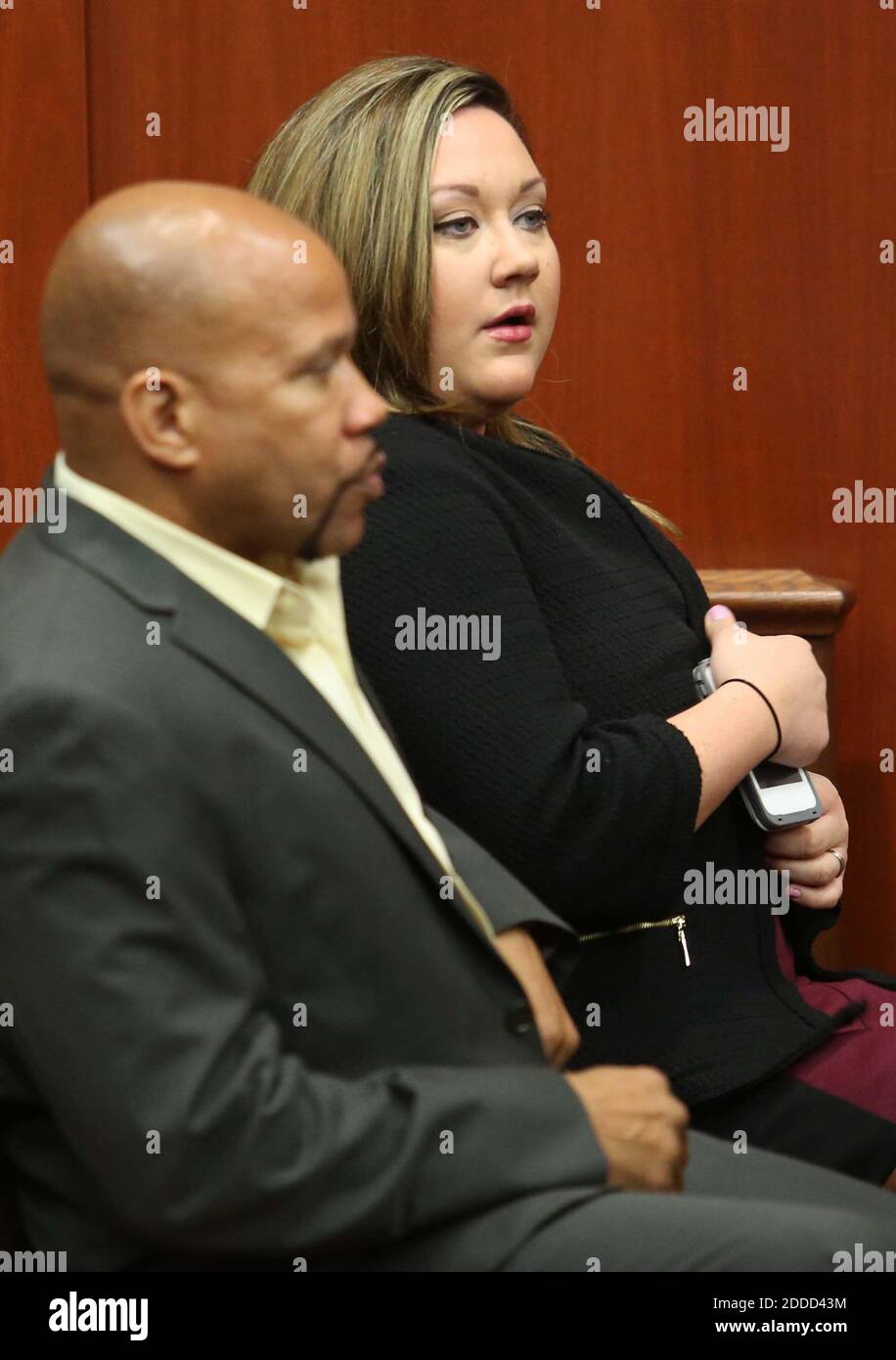 KEIN FILM, KEIN VIDEO, KEIN Fernsehen, KEINE DOKUMENTATION - George Zimmermans Frau Shelly, rechts, mit dem Sicherheitsbeamten der Familie, beobachtet das Verfahren am ersten Tag des Prozesses ihres Mannes in Sanford, Florida, Montag, 10. Juni 2013 im Seminole Circuit Court. Zimmerman wird in der tödlichen Erschießung von Trayvon Martin angeklagt. Foto von Joe Burbank/Orlando Sentinel/MCT/ABACAPRESS.COM Stockfoto