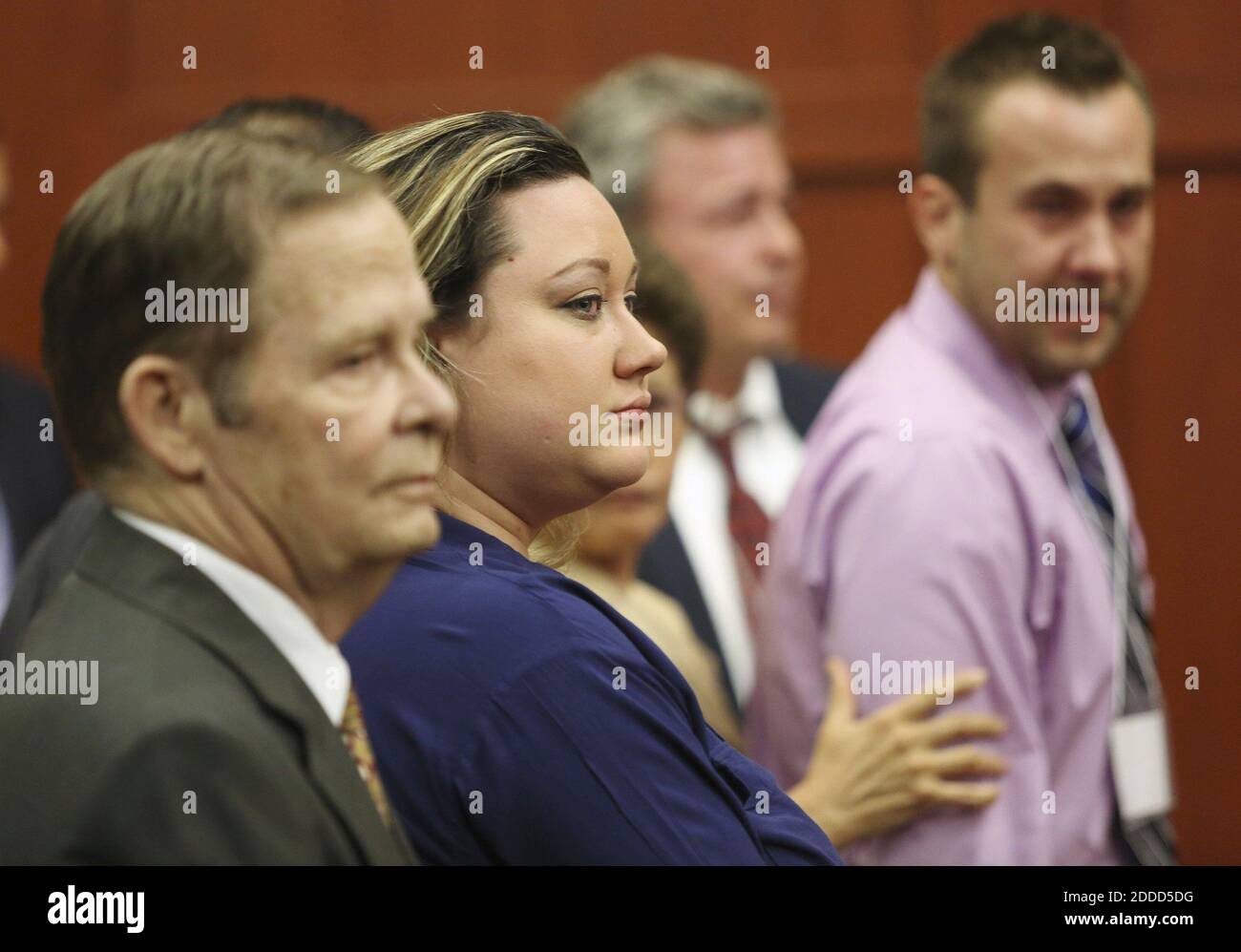 KEIN FILM, KEIN VIDEO, KEIN Fernsehen, KEIN DOKUMENTARFILM - George Zimmermans Frau Shellie Zimmerman steht zwischen seinen Eltern Robert Zimmerman Sr. Und Gladys Zimmerman, nachdem Zimmerman am Samstag, dem 13. Juli 2013 im Seminole County Criminal Justice Center in Sanford, Florida, USA, sein Urteil über nicht schuldig gefällt hatte. Zimmerman wurde wegen Mordes zweiten Grades bei der tödlichen Erschießung von Trayvon Martin, einem unbewaffneten Teenager, im Jahr 2012 angeklagt. Foto von Gary W. Green/Orlando Sentinel/MCT/ABACAPRESS.COM Stockfoto