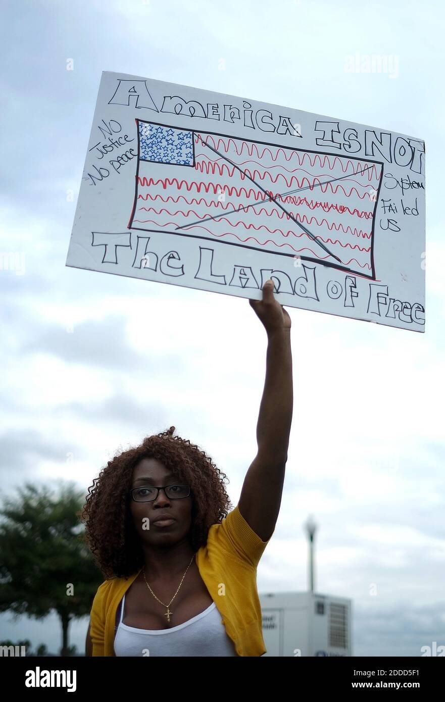 KEIN FILM, KEIN VIDEO, KEIN Fernsehen, KEIN DOKUMENTARFILM - Gloria Alcius hält ein Schild, als Demonstranten und Zuschauer sich in Sanford, FL, USA, am Sonntag, 14. Juli 2013 versammeln. George Zimmerman wurde für nicht schuldig befunden, in der Erschießung Tod von Trayvon Martin. Foto von Jacob Langston/Orlando Sentinel/MCT/ABACAPRESS.COM Stockfoto