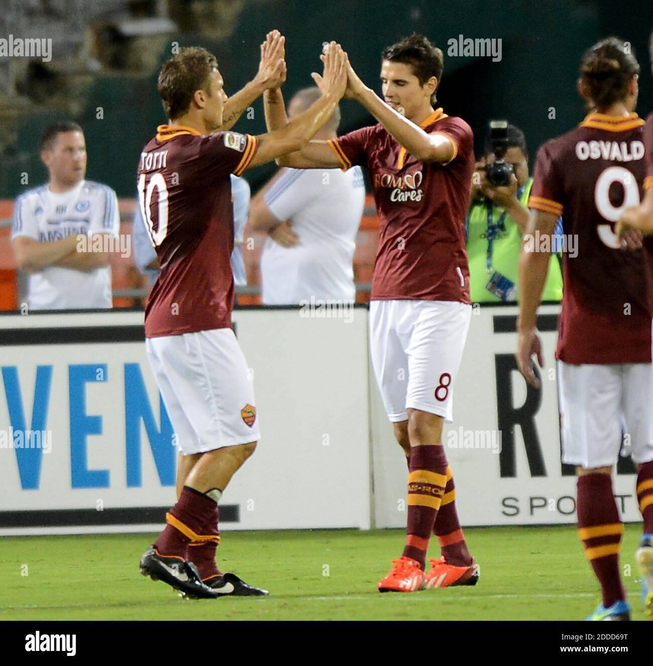 KEIN FILM, KEIN VIDEO, KEIN TV, KEIN DOKUMENTARFILM - WIE Roma-Stürmer Erik Lamela (8) feiert mit AS Roma-Stürmer Francesco Totti (10) nach seinem Tor gegen den FC Chelsea in der ersten Hälfte von al Friendly im RFK Stadium in Washington, DC, USA, Samstag, 10. August 2013. Foto von Chuck Myers/MCT/ABACAPRESS.COM Stockfoto