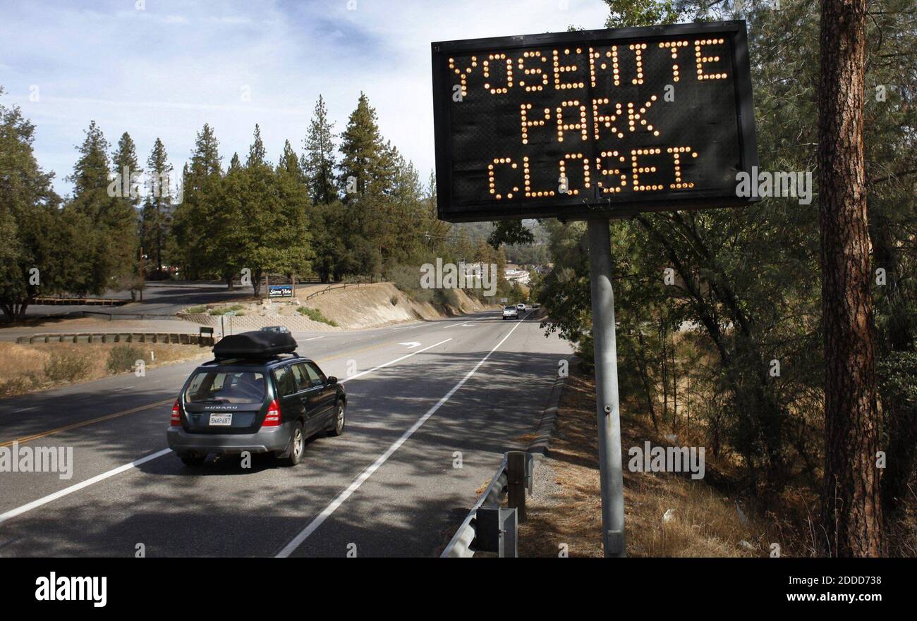 KEIN FILM, KEIN VIDEO, KEIN FERNSEHEN, KEIN DOKUMENTARFILM - EIN SCHILD AUF RT. 41 in Oakhurst, Kalifornien, teilt Reisenden mit, dass der Yosemite Park am Dienstag, den 1. Oktober 2013 geschlossen ist. Die Schließung der Bundesregierung über Nacht bedeutete, dass einige Mitarbeiter des Bundes, wie Ranger, die Nationalparks Personal, wurden furlought, da ihre Positionen als "nicht notwendig". Die Abschaltung bedeutet, dass jeder, der sich im Yosemite National Park befindet, 48 Stunden Zeit hat, um zu gehen, wenn das Parlament und der Senat sich nicht auf eine Finanzierungsrechnung einigen können, die die Bundesregierung wieder in Betrieb nimmt. Foto von Patrick Tehan/Bay Area News Group/ABACAPRESS. Stockfoto