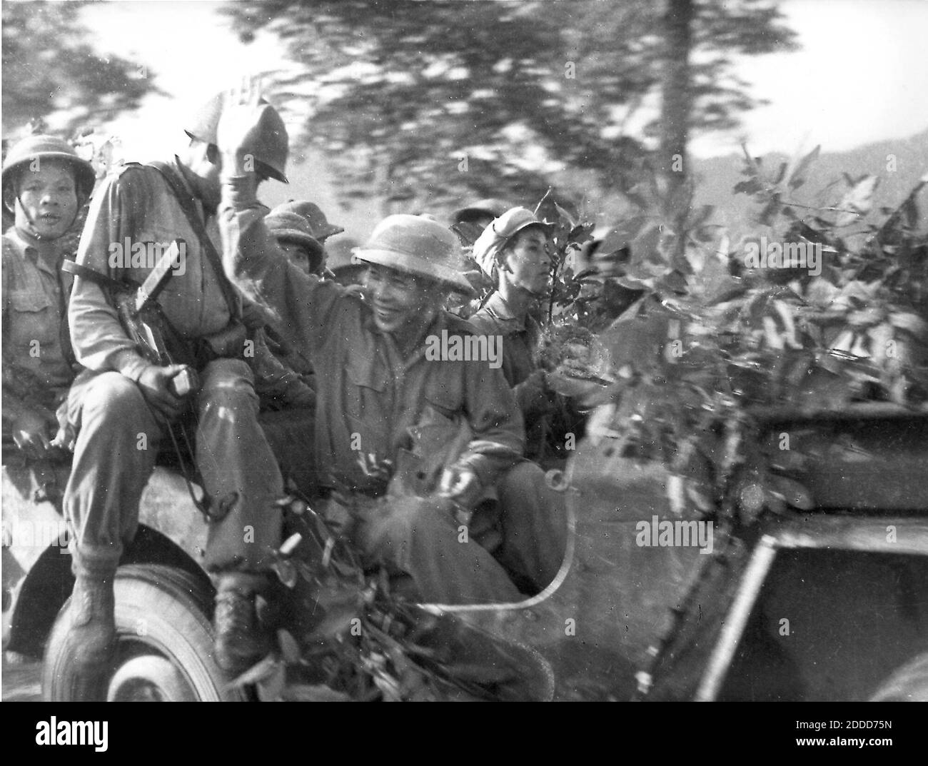 KEIN FILM, KEIN VIDEO, KEIN Fernsehen, KEIN DOKUMENTARFILM - General Vo Nguyen Giap begrüßt die Truppen auf dem Weg zur "Grenzkampagne" in dieser Datei Foto aus dem Vietnamkrieg gegen Frankreich im Jahr 1954. Giaps Generalität wurde für Rücksichtslosigkeit und die Einnahme übermäßig schwerer Verluste kritisiert, aber er war der Architekt von Vietnams erstaunlichen Triumph über die Franzosen 1954 in Dien Bien Phu. Er leitete auch einen Großteil der Strategie Nordvietnams während des 'Amerikanischen Krieges'. VO Nguyen Giap, der vietnamesische General, der Siege gegen Frankreich und die USA meisterte, ist im Alter von 102 Jahren gestorben. Foto von San Jose Mercury Stockfoto