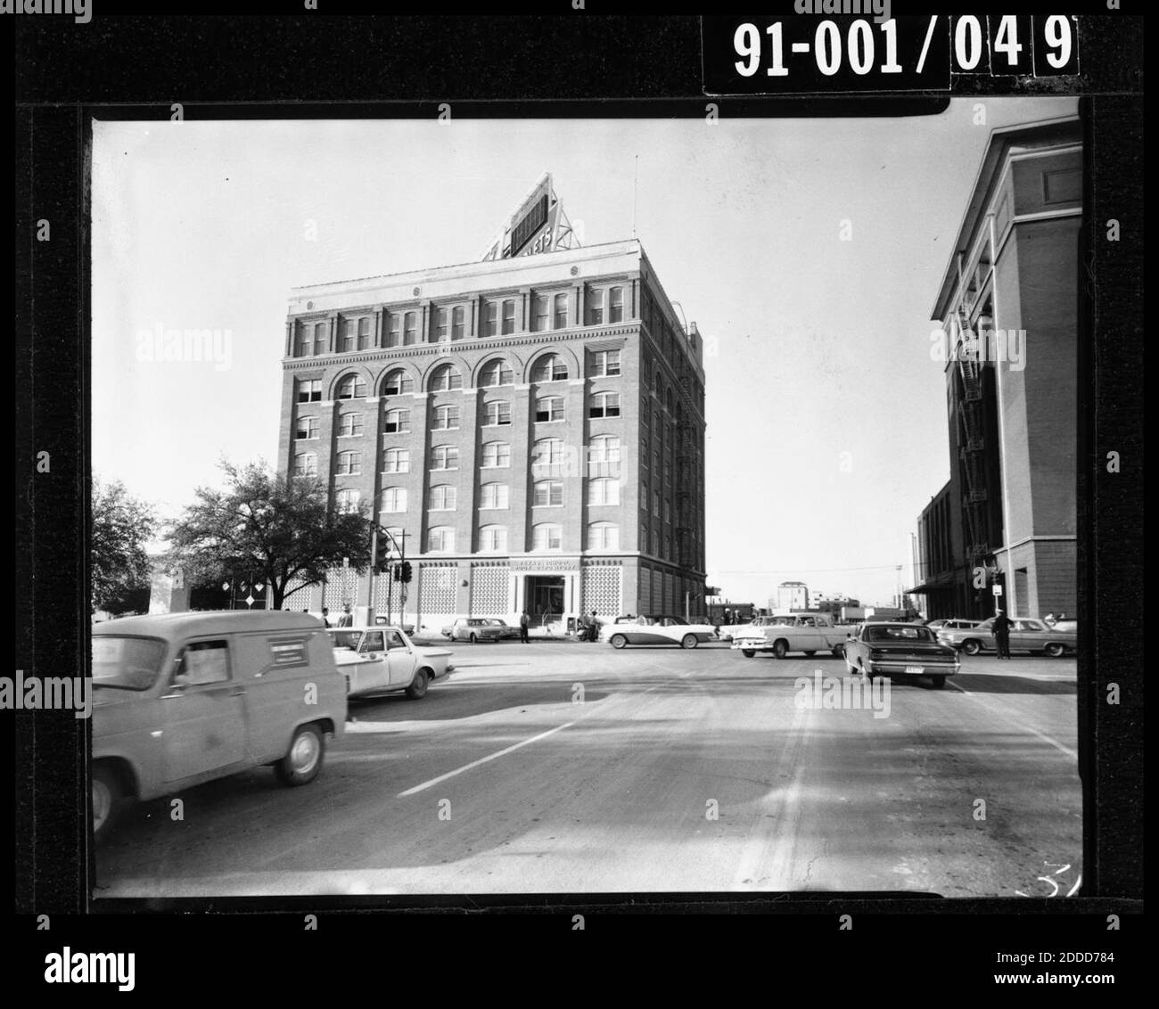 KEIN FILM, KEIN VIDEO, KEIN Fernsehen, KEIN DOKUMENTARFILM - das Texas School Book Depository Gebäude, das Dealey Plaza überblickt, wird schnell zum Fokus der Strafverfolgungsbehörden, da die Polizei die Jagd nach Präsident Kennedys Attentäter beginnt. Foto: Dallas Police Department/Dallas Municipal Archives/MCT/ABACAPRESS.COM Stockfoto