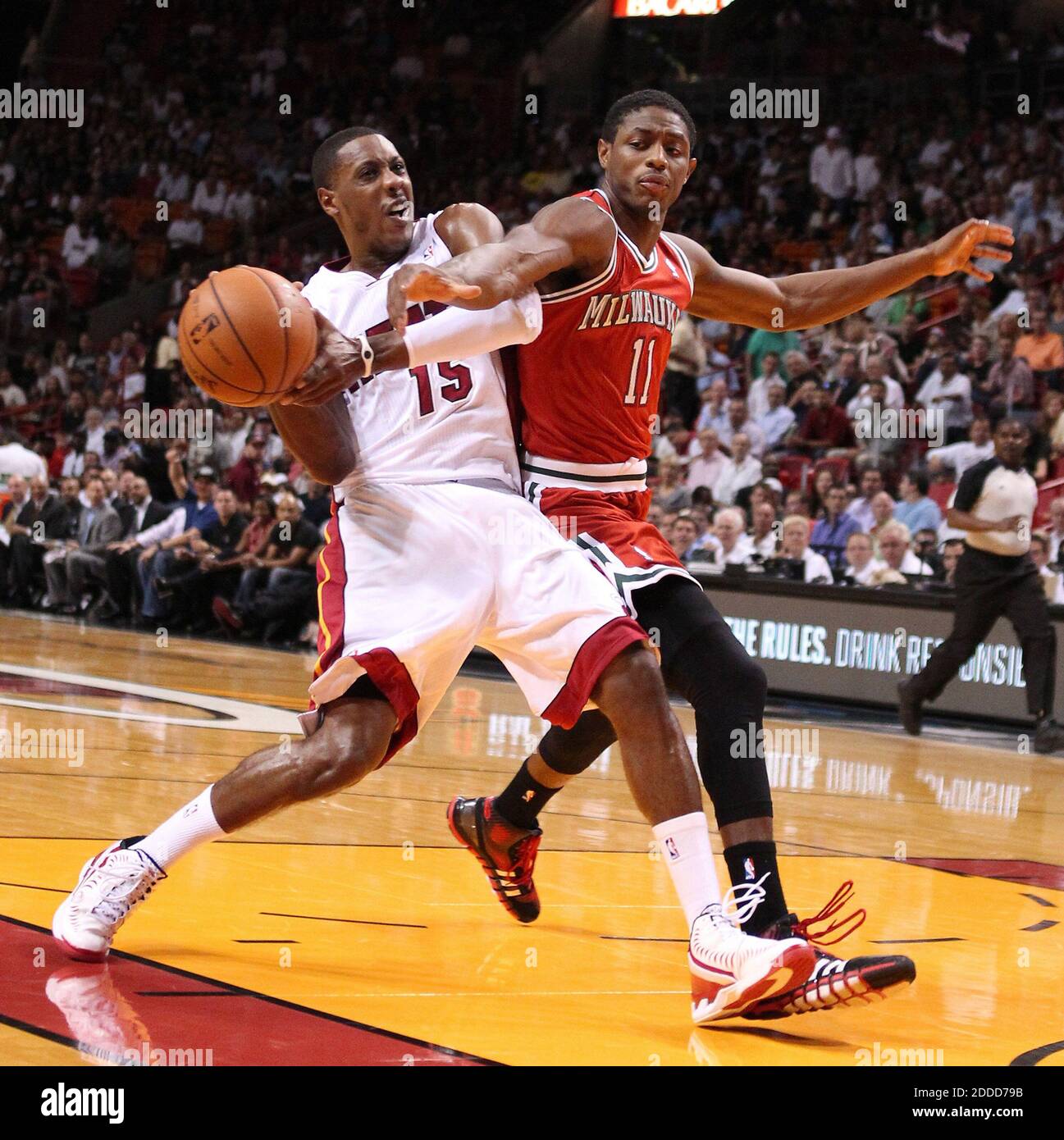 KEIN FILM, KEIN VIDEO, KEIN TV, KEIN DOKUMENTARFILM - Mario Chalmers of the Miami Heat wird vom Brandon Knight, rechts, der Milwaukee Bucks im ersten Quartal in der AmericanAirlines Arena in Miami am 12. November 2013 gefoult. Foto von David Santiago/El Nuevo Herald/MCT/ABACAPRESS.COM Stockfoto