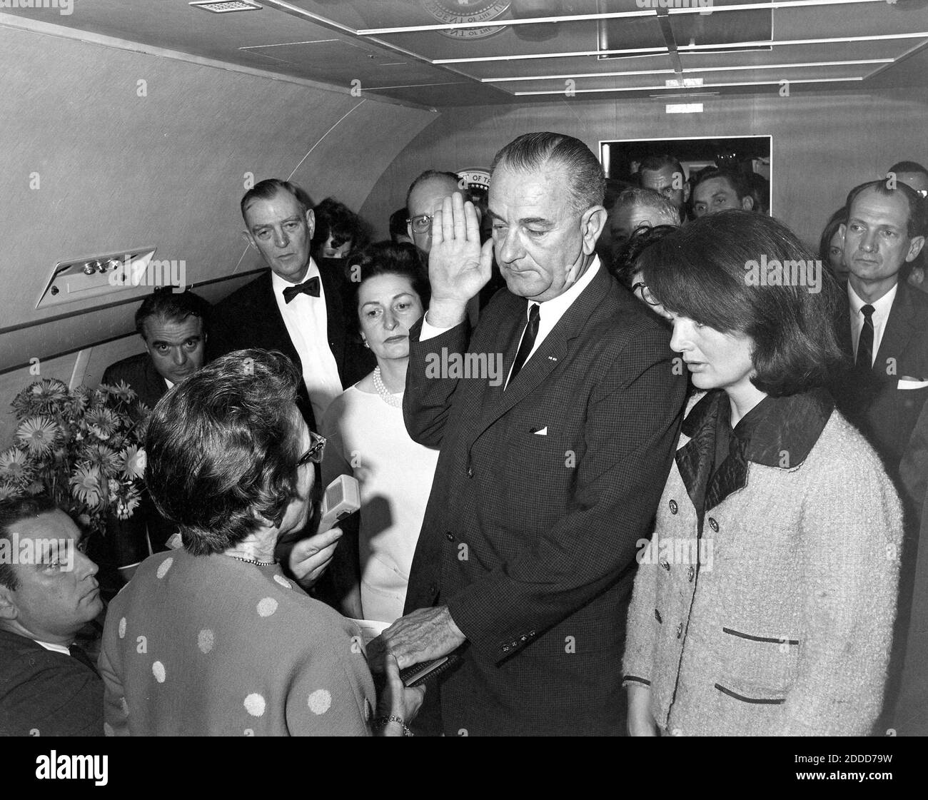 KEIN FILM, KEIN VIDEO, KEIN Fernsehen, KEINE DOKUMENTATION - Richterin Sarah T. Hughes verwaltet Lyndon Baines Johnson gegen 14:40 Uhr (CT) an Bord der Air Force One im Love Field in Dallas den Präsidenteneid des Amtes. Mrs. Johnson, Mrs. Kennedy, Jack Valenti, Rep. Albert Thomas, Rep. Jack Brooks, Associate Press Secretary Malcolm Kilduff (hält Mikrofon) und andere Zeugen des Eides. (Cecil Stoughton/John F. Kennedy Library and Museum/MCT) Stockfoto