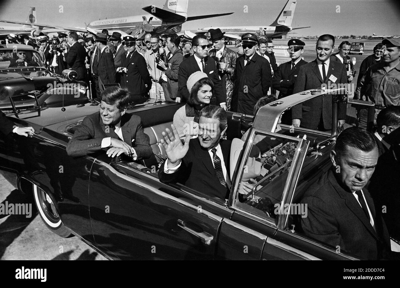 KEIN FILM, KEIN VIDEO, KEIN Fernsehen, KEIN DOKUMENTARFILM - EINE 10-Meilen-Fahrt durch Dallas und eine Rede über nationale Sicherheit im Handelsmarkt erwartete Präsident John F. Kennedy, wie er, First Lady Jacqueline Kennedy, Texas Gov. John Connally und Nellie Connally, verlassen Love Field am 22. November 1963. Weniger als eine Stunde später würden Schüsse die Pläne des Präsidenten erschüttern und die Nation in tiefe Trauer stürzen. Machen Sie eine Reise zurück zu diesem verhängnisvollen Tag, vor 50 Jahren. Foto von Tom Dillard/Dallas Morning News/MCT/ABACAPRESS.COM Stockfoto