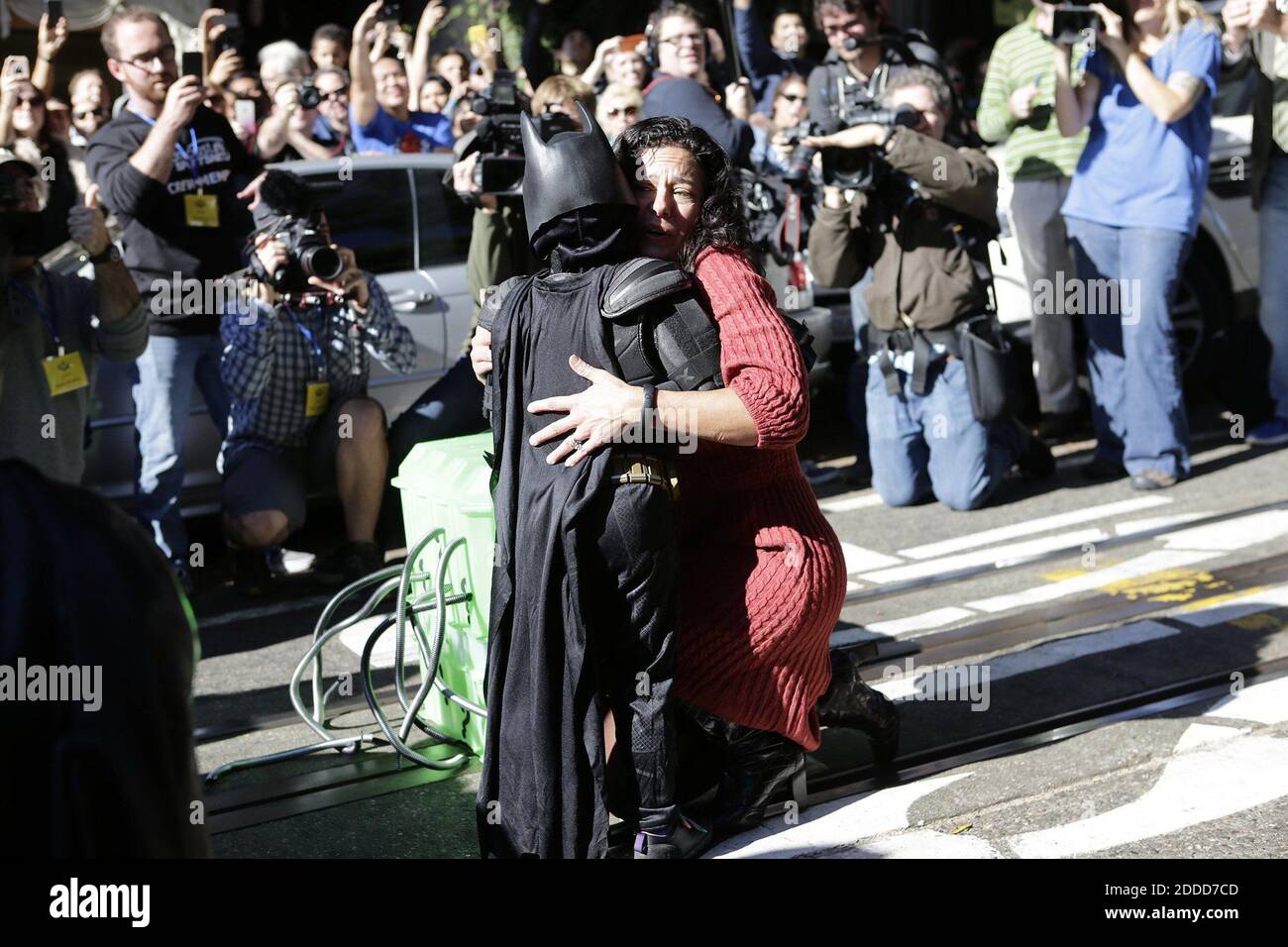 KEIN FILM, KEIN VIDEO, KEIN Fernsehen, KEIN DOKUMENTARFILM - Miles Scott, 5, The Batkid, rettet am 15. November 2013 eine in Not geratene Dame auf der Hyde Street in San Francisco, CA, USA. Miles ist ein Leukämie-Überlebender aus Tulelake in Siskiyou County, Kalifornien. Nachdem er Leukämie bekämpft hat, seit er ein Jahr alt war, ist Miles jetzt in Remission. Einer seiner Helden ist Batman, um das Ende seiner Behandlung zu feiern, hat die Make-A-Wish Greater Bay Area seinen Wunsch erfüllt, Batkid für einen Tag zu werden. Foto von Gary Reyes/Bay Area News Group/MCT/ABACAPRESS.COM Stockfoto