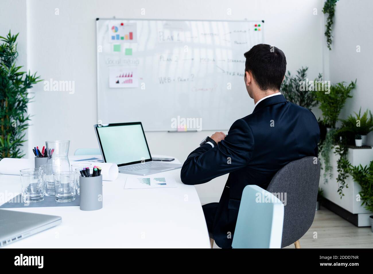 Männliche Unternehmer Planung beim Blick auf Whiteboard in kreativen Arbeitsplatz Stockfoto