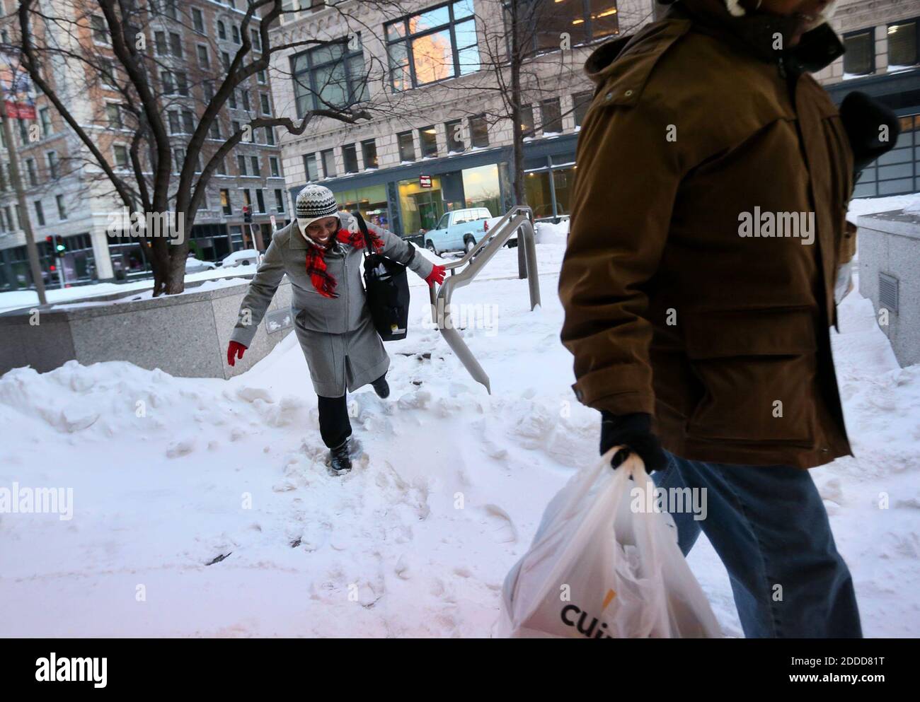 KEIN FILM, KEIN VIDEO, KEIN Fernsehen, KEIN DOKUMENTARFILM - Linda Jimmerson aus Florissant macht sich am Montag, 6. Januar 2014, auf dem Heimweg von der Arbeit durch eine Schneewehe in der Innenstadt von St. Louis auf den Weg. Meteorologen sagten, dass die Temperaturen an einigen Stellen gefährlich kalt und lebensbedrohlich waren, mit 0 Grad Fahrenheit (minus 18 Grad Celsius), die in Chicago, St. Louis und Indianapolis aufgezeichnet wurden. Die Kälte wurde auf Ost- und Südstaaten heruntergefahren, während der Tag weiter ging. Foto von David Carson/St. Louis Post-Dispatch/MCT/ABACAPRESS.COM Stockfoto