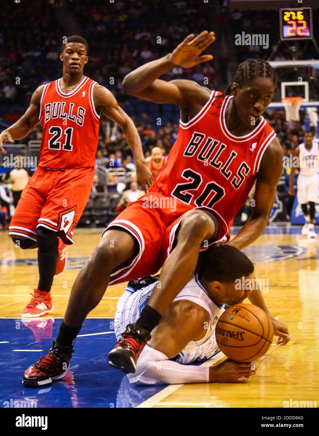 KEIN FILM, KEIN VIDEO, KEIN TV, KEIN DOKUMENTARFILM - Tony Snell (20) der Chicago Bulls landet auf Tobias Harris, dem Orlando Magic, während der Action im ersten Quartal im Amway Center in Orlando, FL, USA am 15. Januar 2014. Foto von Joshua C. Cruey/Orlando Sentinel/MCT/ABACAPRESS.COM Stockfoto