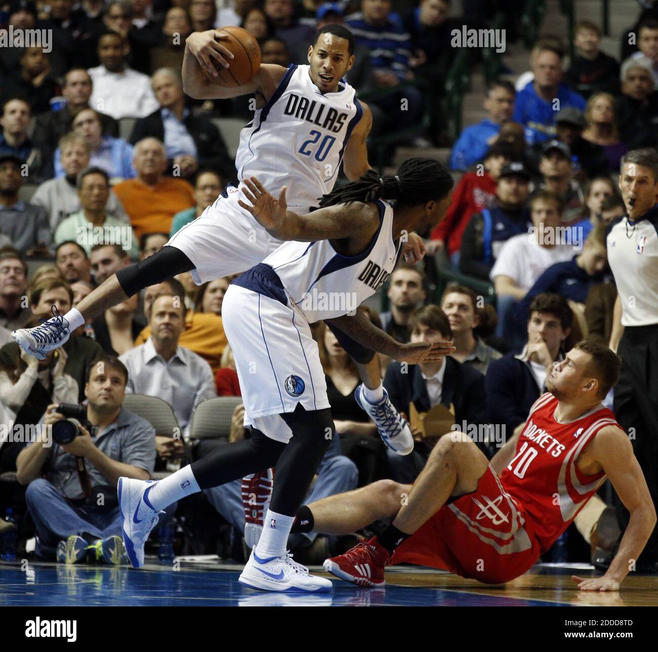 KEIN FILM, KEIN VIDEO, KEIN Fernsehen, KEIN DOKUMENTARFILM - The Dallas Mavericks' Devin Harris (20) und Jae Crowder (9) kollidieren, als Harris einen losen Ball holt, während die Donatas von Houston Rockets Motiejunas (20) während der dritten Periode im American Airlines Center in Dallas, TX, vor Gericht fällt. USA am 29. Januar 2014. Houston siegte, 117-115. Foto von John Rhodes/Fort Worth Star-Telegram/MCT/ABACAPRESS.COM Stockfoto