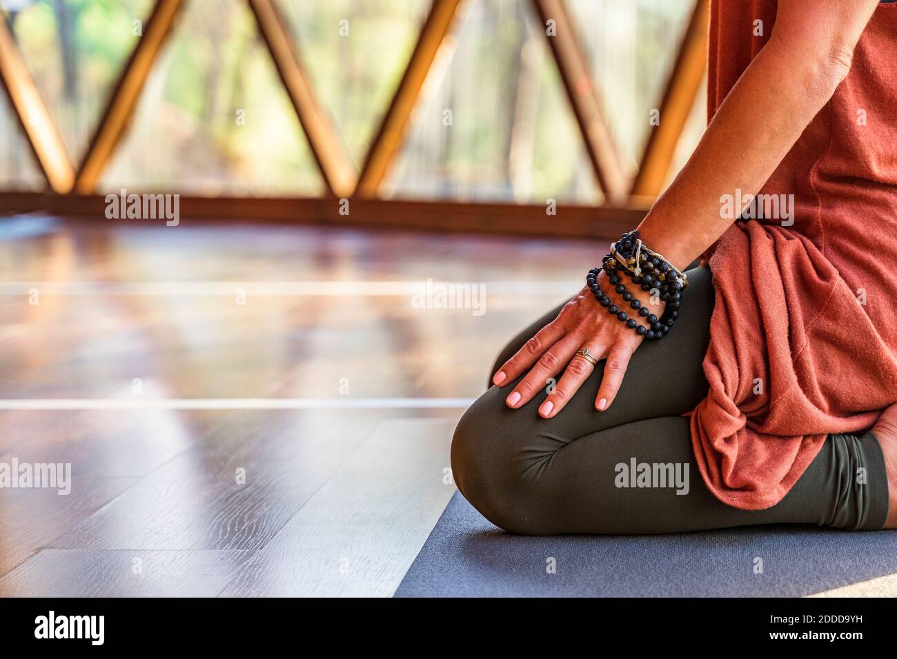 Reife Frau meditiert auf Yoga-Matte bei Gesundheit Retreat Stockfoto