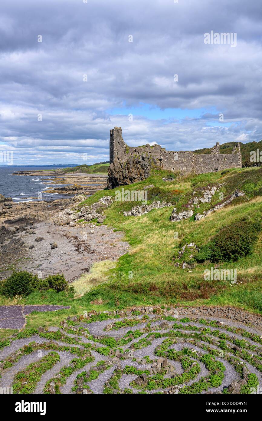 Großbritannien, Schottland, verlassene Garten mit Ruinen von Dunure Castle im Hintergrund Stockfoto