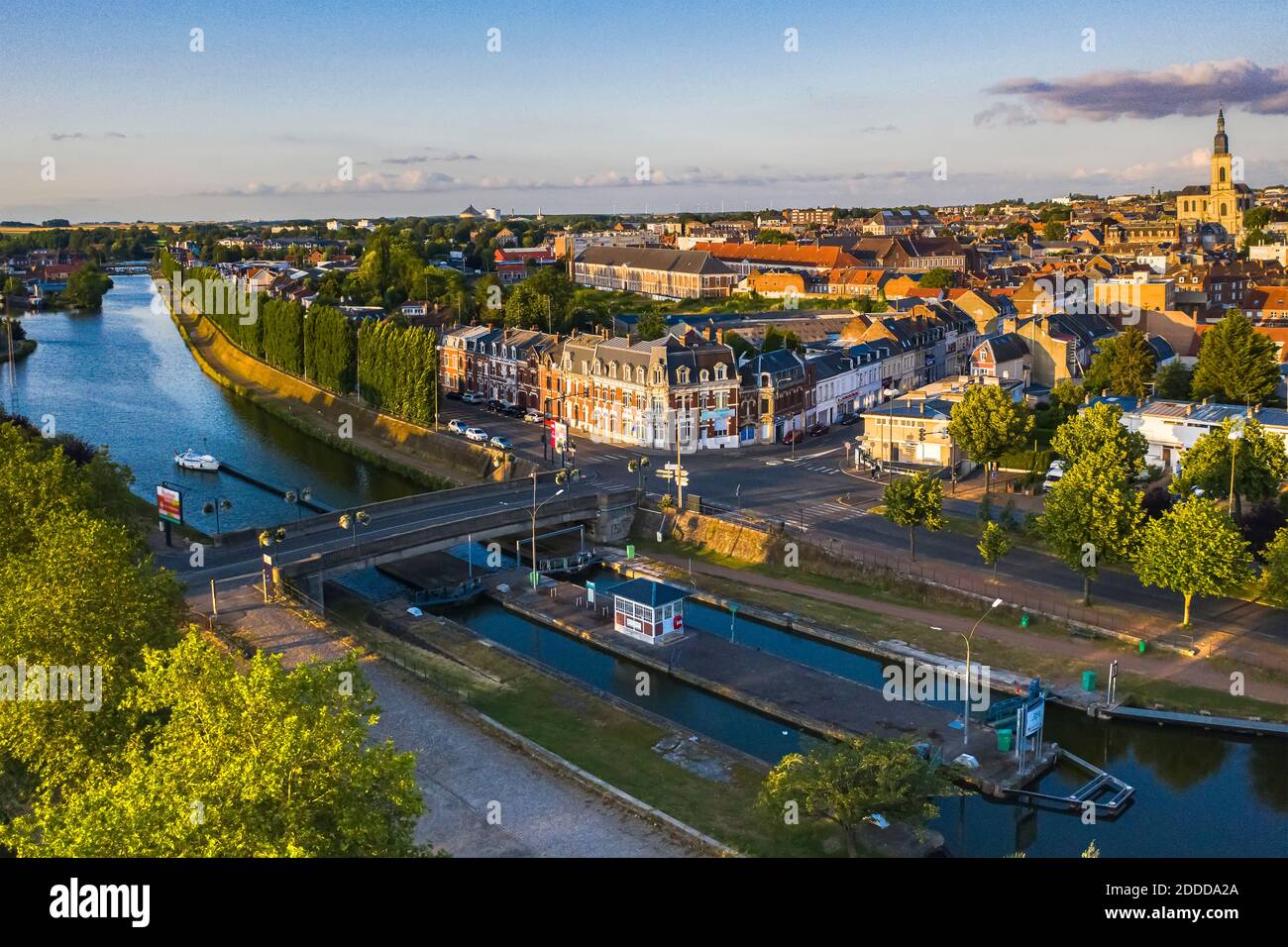 Frankreich, Nord, Cambrai, Luftaufnahme des Flusses Schelde im Canal de Saint-Quentin mit Stadtgebäuden im Hintergrund Stockfoto