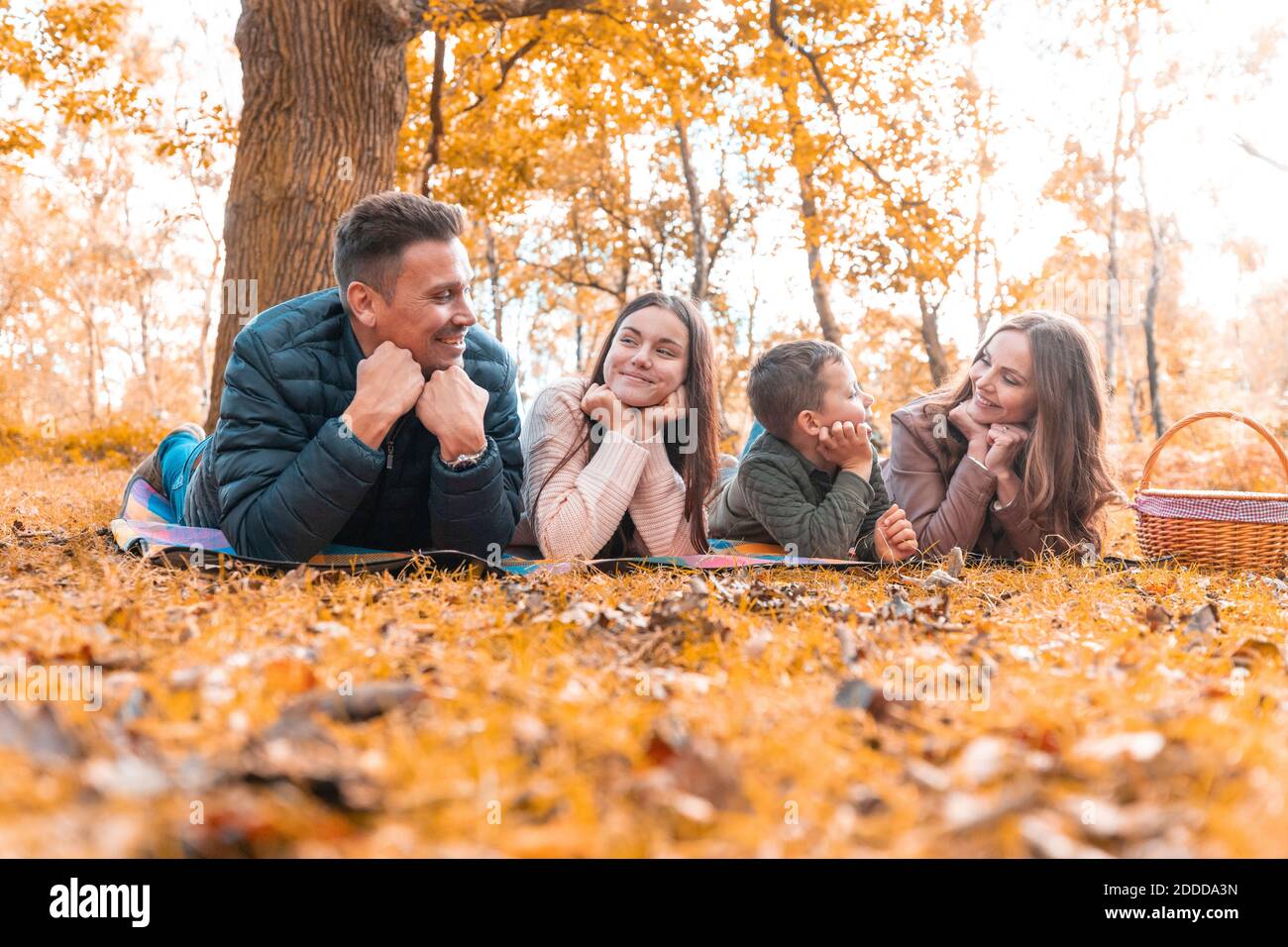 Familie mit Hand am Kinn liegend im Park während Herbst Stockfoto