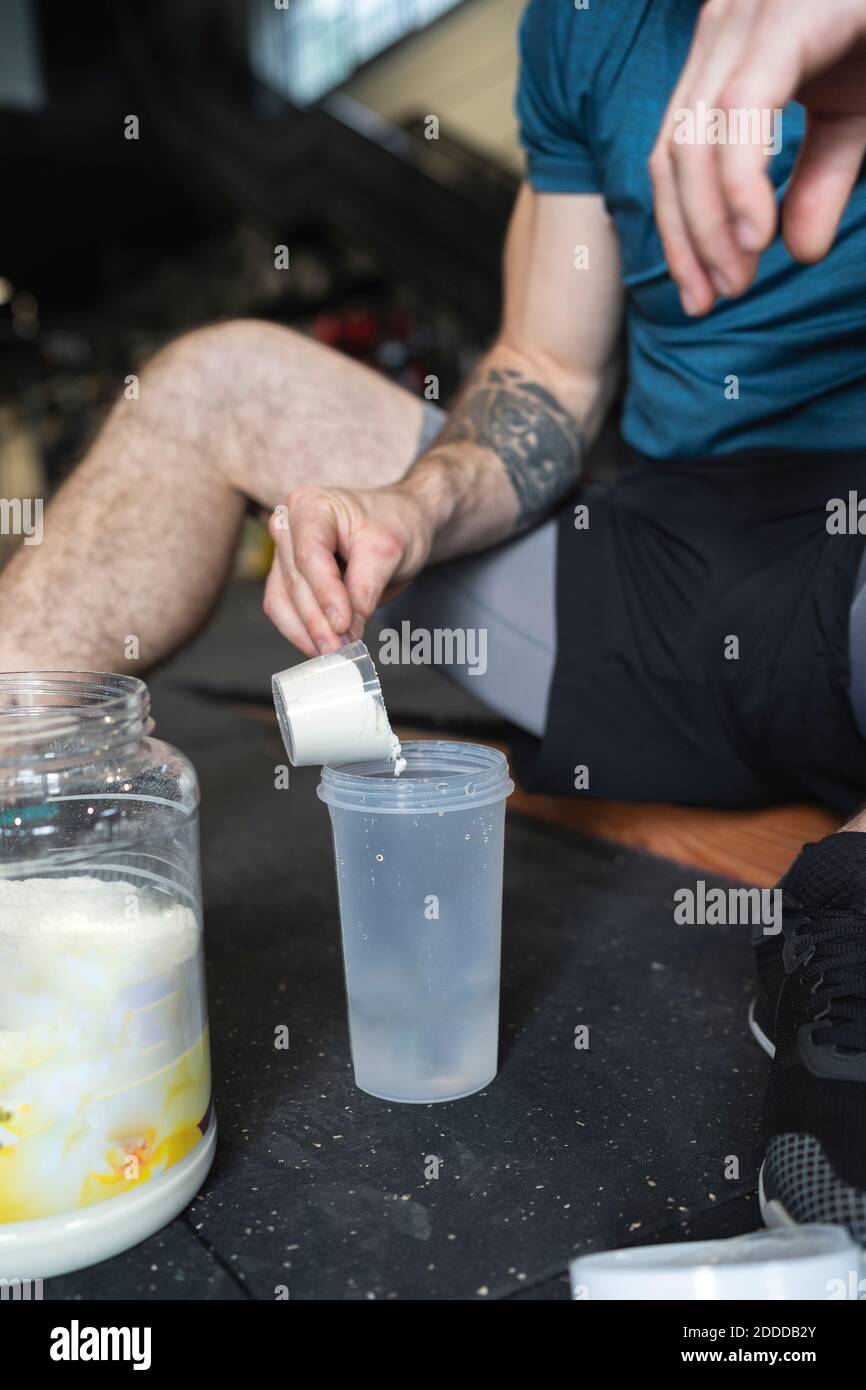 Nahaufnahme des Sportlers, der Protien Shake macht Stockfoto