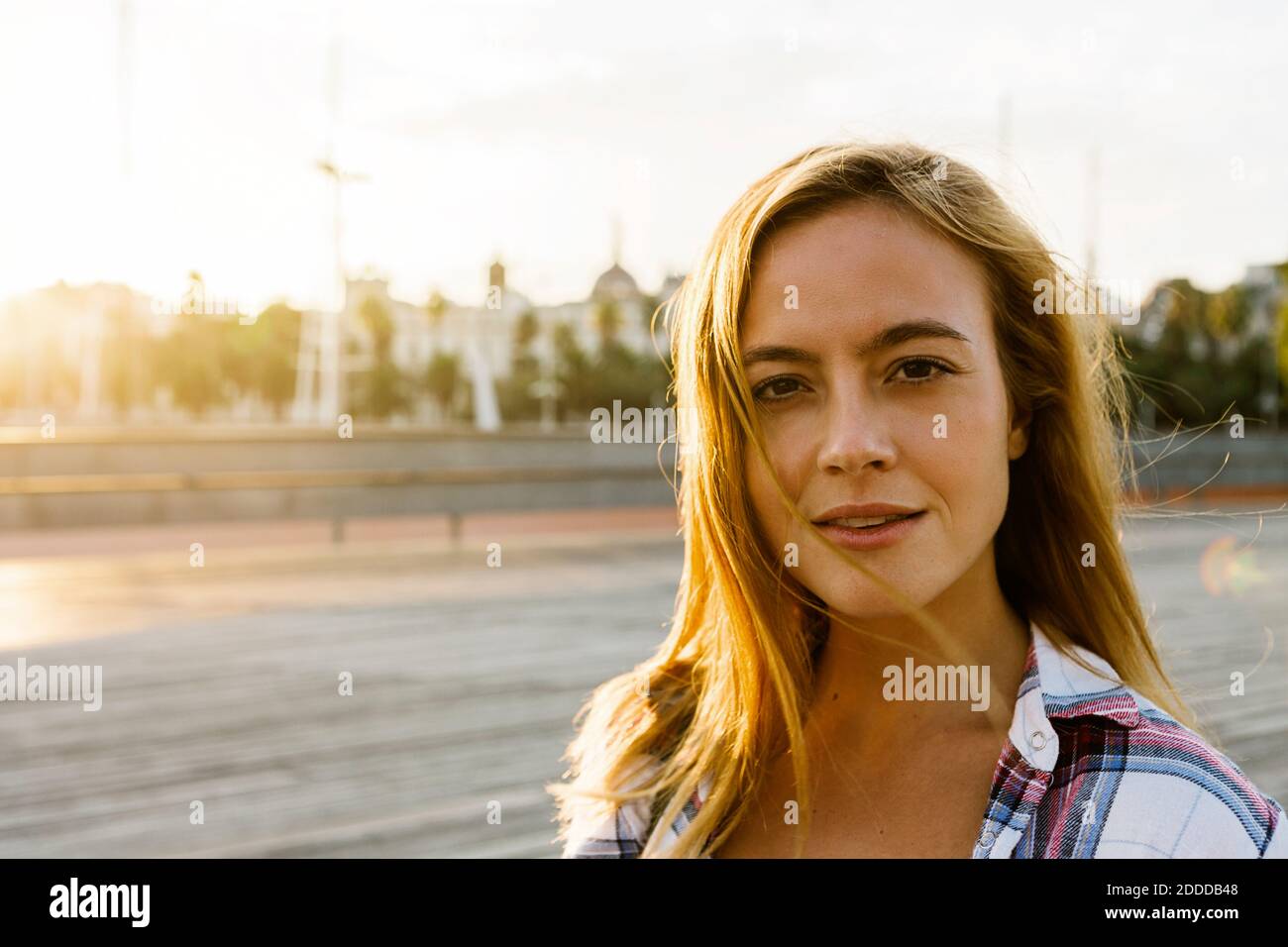 Attraktive Frau auf der Straße während sonnigen Tag Stockfoto