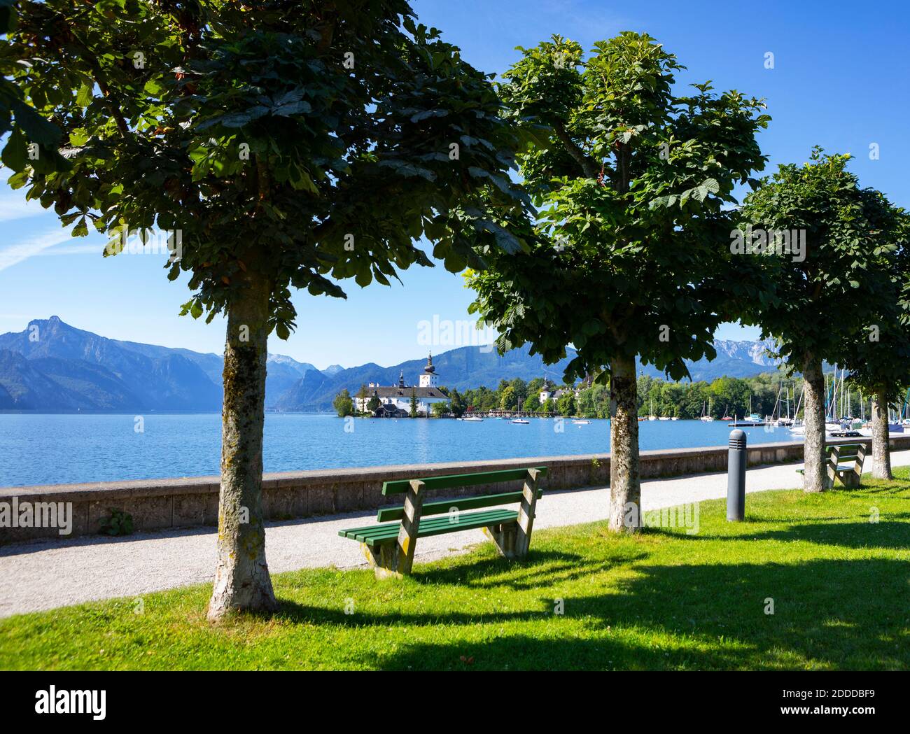 Schloss Ort gesehen durch Bäume auf Esplanade, Gmunden, Salzkammergut, Oberösterreich, Österreich Stockfoto