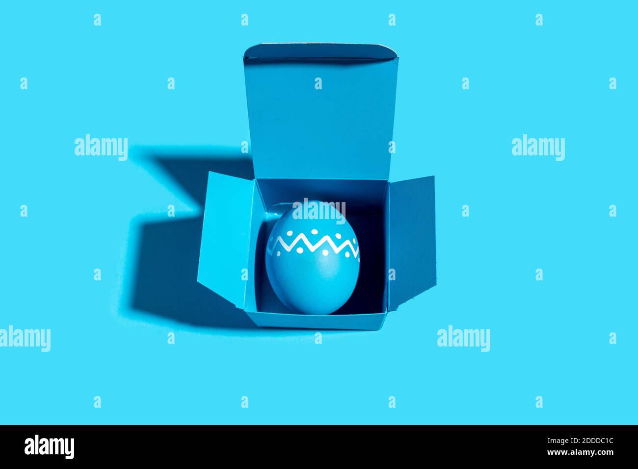 Studio-Aufnahme von blauen Osterei in der blauen Box Stockfoto