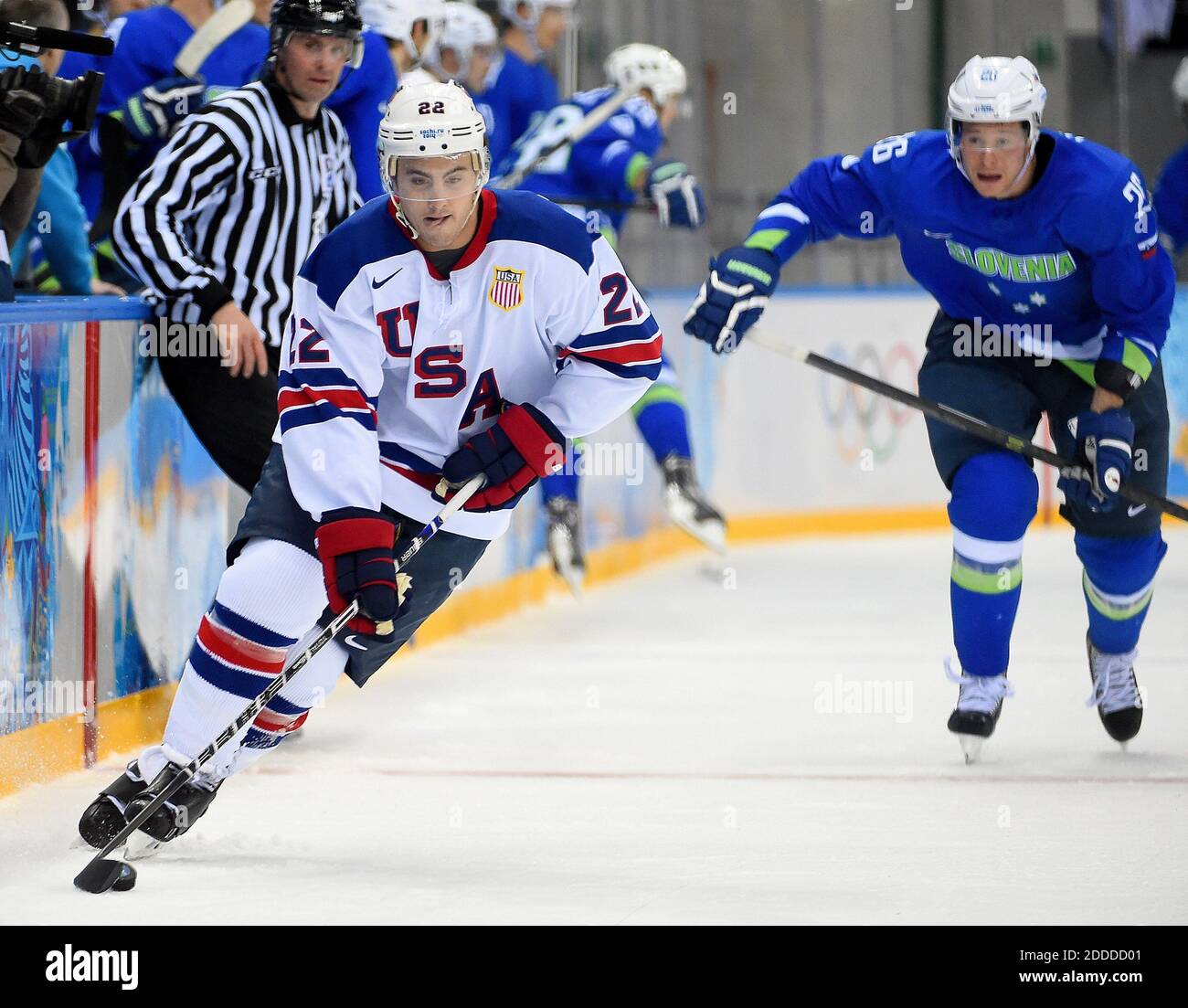 KEIN FILM, KEIN VIDEO, KEIN Fernsehen, KEINE DOKUMENTATION - USA Verteidiger Kevin Shattenkirk (22) löscht den Puck als Slowenien-Vorwärts Jan Urbas (26) Trails auf dem Spiel während der dritten Periode in einem Herren-Hockey-Spiel bei den Olympischen Winterspielen in Sotschi, Russland, Sonntag, 16. Februar 2014. Die USA besiegten Slowenien mit 5:1. (Harry E. Walker/MCT) Stockfoto