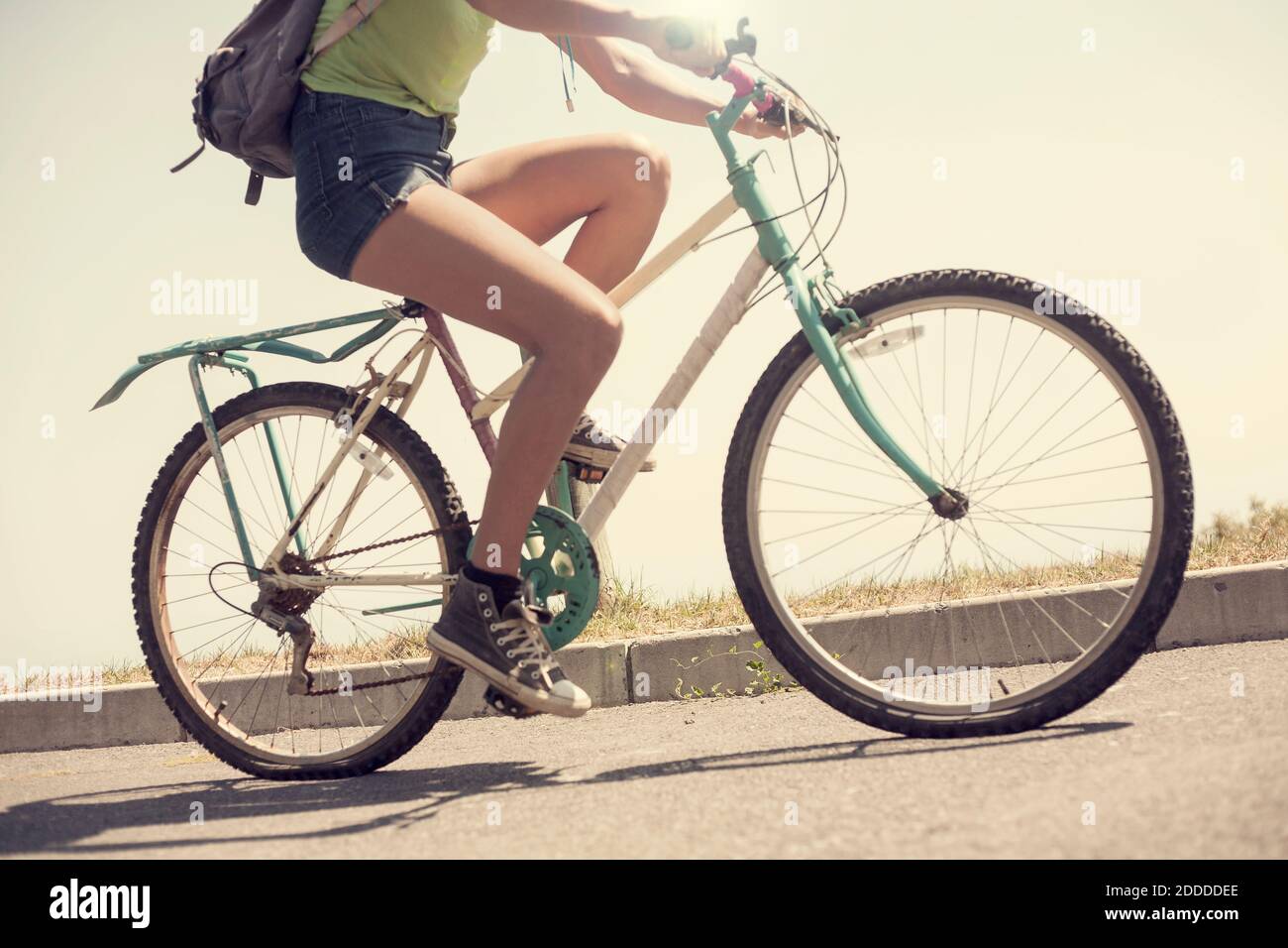 Beine der jungen Frau Fahrrad fahren an sonnigen Tag Stockfotografie - Alamy