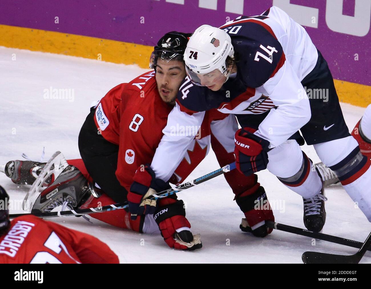 KEIN FILM, KEIN VIDEO, KEIN Fernsehen, KEIN DOKUMENTARFILM - Kanada Verteidiger Drew Doughty (8) und USA vorne T.J. Oshie (74) Schlacht in der zweiten Periode eines Männer-Hockey-Halbfinales im Bolschoi Ice Dome während der Olympischen Winterspiele in Sotschi, Russland, Freitag, 21. Februar 2014. Foto von Brian Cassella/Chicago Tribune/MCT/ABACAPRESS.COM Stockfoto