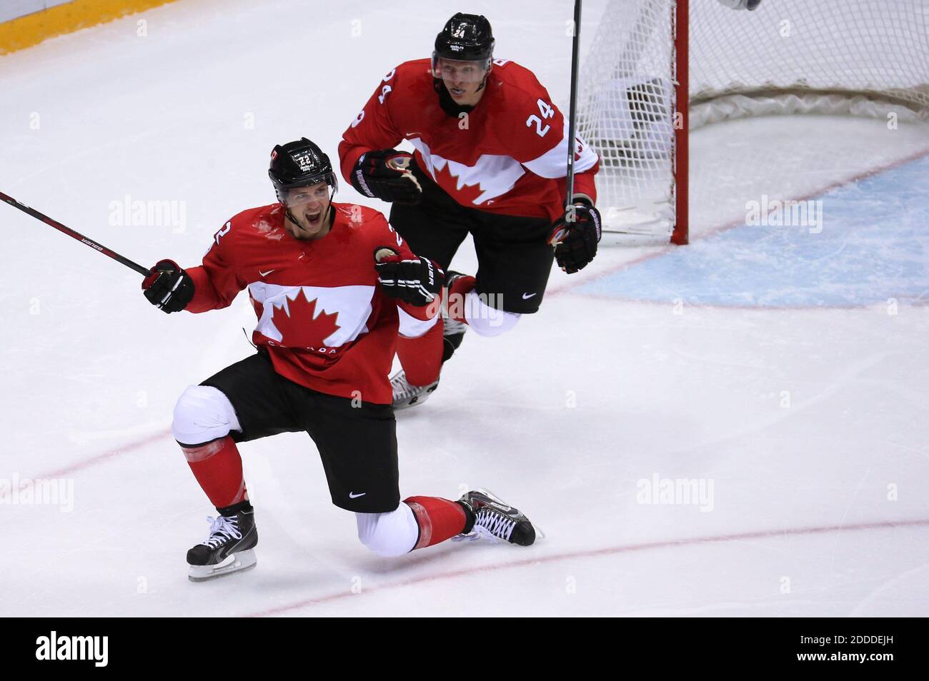 KEIN FILM, KEIN VIDEO, KEIN Fernsehen, KEIN DOKUMENTARFILM - die kanadischen Stürmer Corey Perry (24) und Jamie Benn (22) feiern Benns Tor gegen das Team USA in der zweiten Periode eines Halbfinales für Herren-Hockey im Bolschoy Ice Dome während der Olympischen Winterspiele in Sotschi, Russland, Freitag, 21. Februar 2014. Foto von Brian Cassella/Chicago Tribune/MCT/ABACAPRESS.COM Stockfoto