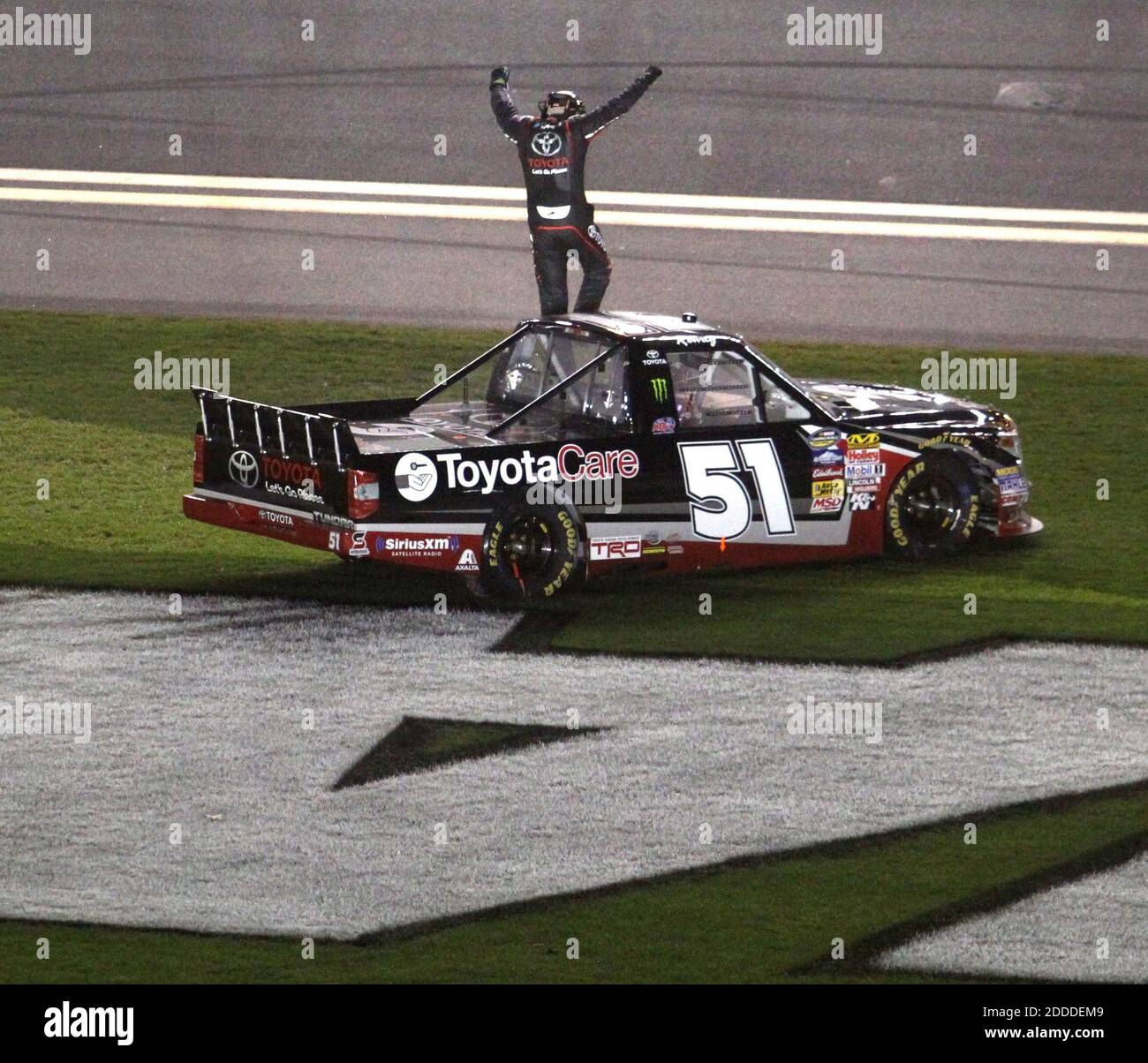 KEIN FILM, KEIN VIDEO, KEIN TV, KEINE DOKUMENTATION - Kyle Bush (51) steigt aus seinem Auto, nachdem er am 21. Februar 2014 die NASCAR Camping World Truck Series 250 auf dem Daytona International Speedway in Daytona, FL, USA gewonnen hat. Foto von Joe Burbank/Orlando Sentinel/MCT/ABACAPRESS.COM Stockfoto