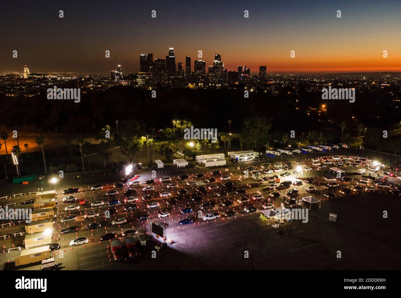 Los Angeles, USA. November 2020. Luftpanogramme von Downtown Los Angeles mit einer Drohne Kamera gemacht. Covid-19 in-Car-Tests im Dodger Stadium. 11/24/2020 Los Angeles, CA USA (Foto: Ted Soqui/SIPA USA) Quelle: SIPA USA/Alamy Live News Stockfoto