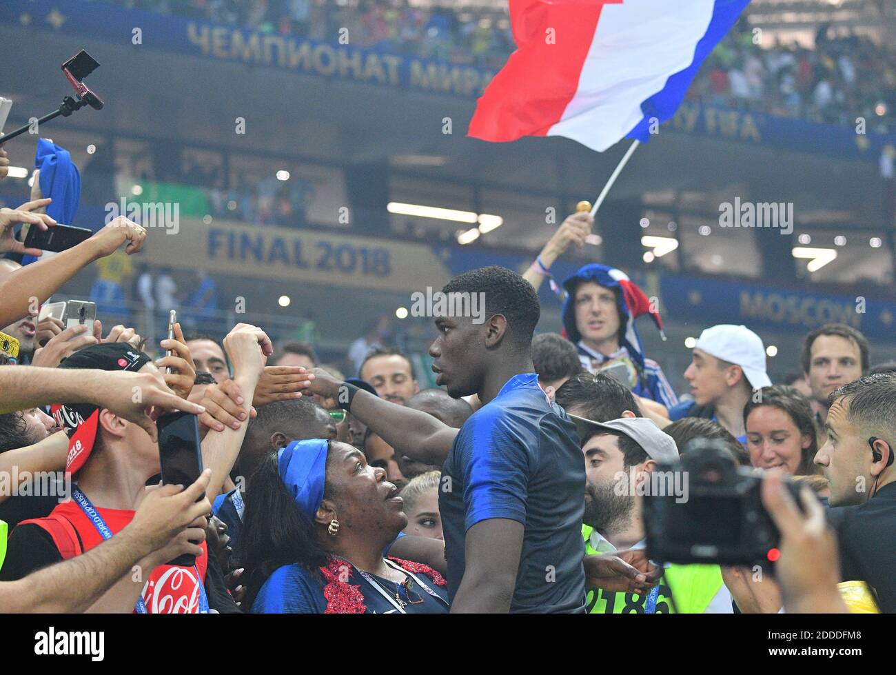 Frankreichs Paul Pogba feiert mit seiner Mutter Yeo Moriba nach dem Gewinn 4-2 der FIFA WM-Finale 2018 Fußballspiel Frankreich gegen Kroatien im Luzhniki-Stadion in Moskau, Russland am 15. Juli 2018. Foto von Christian Liewig/ABACAPRESS.COM Stockfoto