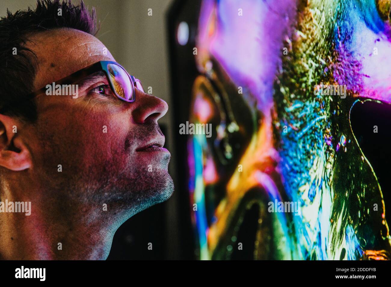 Wissenschaftler tragen Brillen Untersuchung Projektion des menschlichen Gehirns mit Nerv Faser im Labor Stockfoto