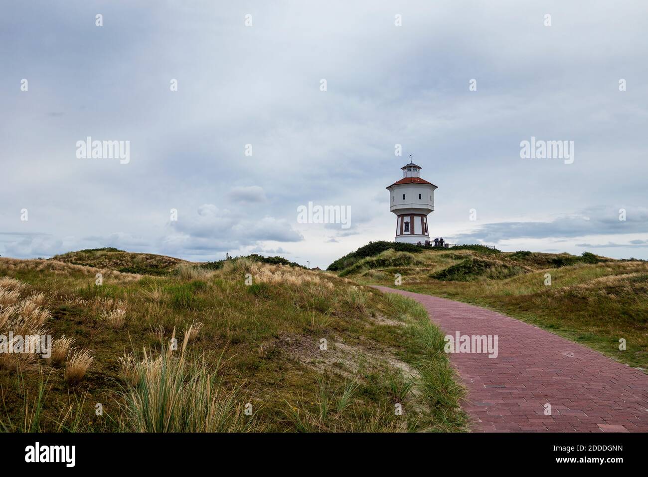 Fußweg vor dem Leuchtturm auf der Insel Langeoog Stockfoto