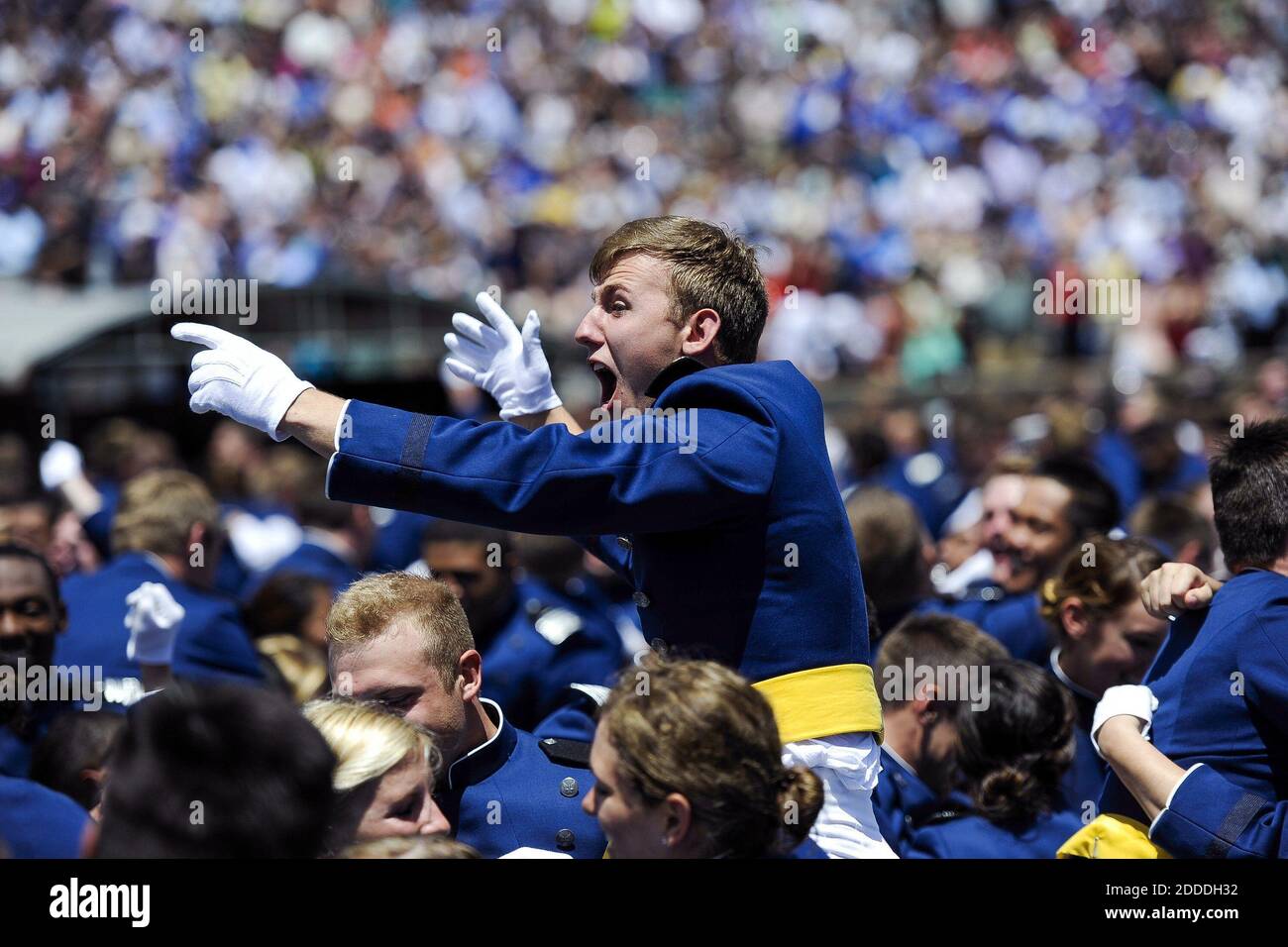 KEIN FILM, KEIN VIDEO, KEIN Fernsehen, KEIN DOKUMENTARFILM - EIN Kadett feiert nach seinem Abschluss an der United States Air Force Academy bei einer Zeremonie im Falcon Stadium in Colorado Springs, Colorado, am Mittwoch, den 28. Mai 2014. (Michael Ciaglo/Colorado Springs Gazette/MCT) Stockfoto