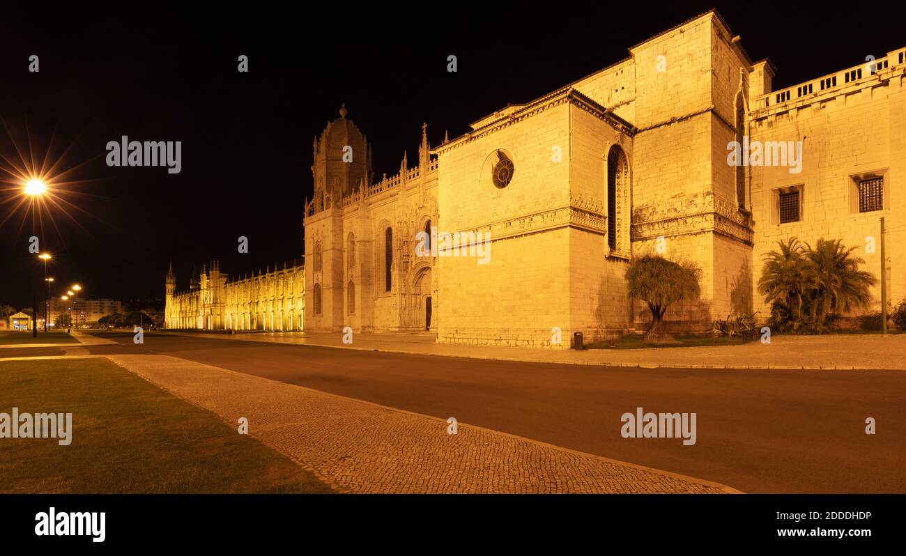 Portugal, Lissabon-Viertel, Lissabon, leere Straße vor dem Jeronimos-Kloster bei Nacht Stockfoto