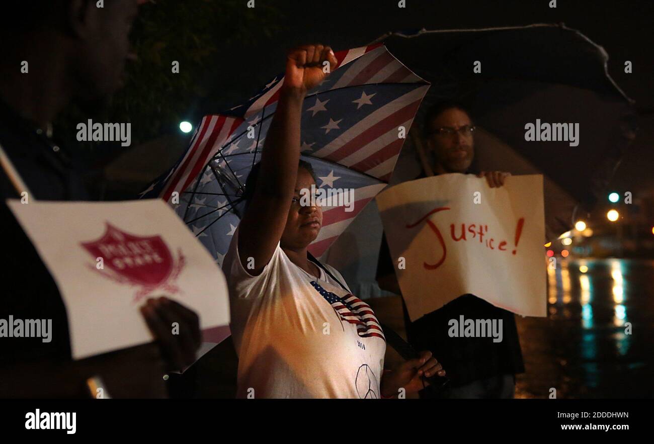 KEIN FILM, KEIN VIDEO, KEIN Fernsehen, KEIN DOKUMENTARFILM - Ferguson, MO, USA, die Bewohner Roz und Jeff Hagedorn demonstrieren gegenüber der Polizeistation lange nach der Mitternachtsstunde am Sonntag, den 17. August 2014. "Uns wurde gesagt, dass sie uns heute Abend nicht durcheinander bringen würden", sagte Hagedorn, der jeden Abend mit seiner Frau Roz protestiert hat. Foto von Robert Cohen/St. Louis Post-Dispatch/MCT/ABACAPRESS.COM Stockfoto