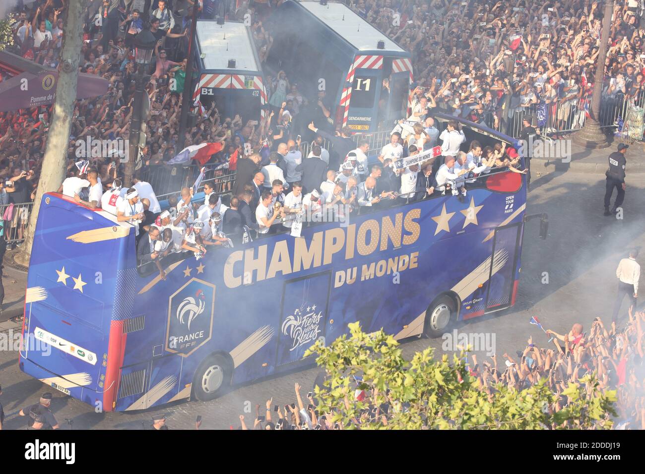 Die Parade der französischen Fußballmannschaft nach der FIFA-Weltmeisterschaft 2018 auf den Champs-Elysées in Paris, Frankreich am 16. Juli 2018. Foto von Jerome Domine/ABACAPRESS.COM Stockfoto