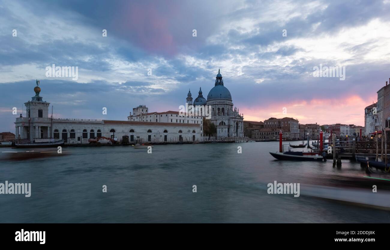 Italien, Venetien, Venedig, Wolken über Kanal vor Santa Maria della Salute in der Abenddämmerung Stockfoto