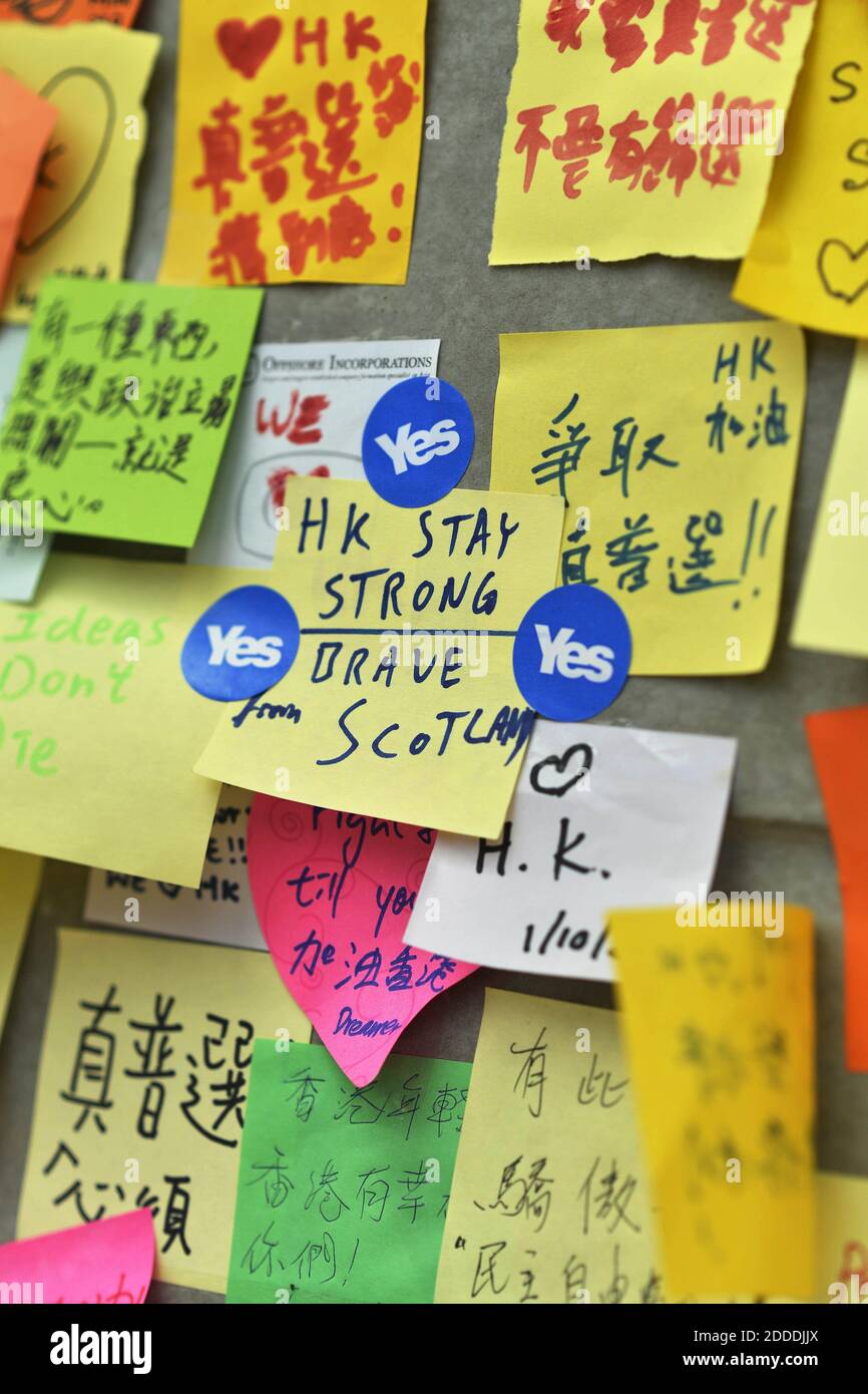 KEIN FILM, KEIN VIDEO, KEIN Fernsehen, KEINE DOKUMENTATION - Nachrichten der Unterstützung, veröffentlicht auf dem, was jetzt als "Lennon Wall" (nach Beatle John Lennon) auf einem Regierungsgebäude im Admiralty District, weiter wachsen in Hongkong am Dienstag, 7. Oktober 2014. Foto von Chris Stowers/MCT/ABACAPRESS.COM Stockfoto