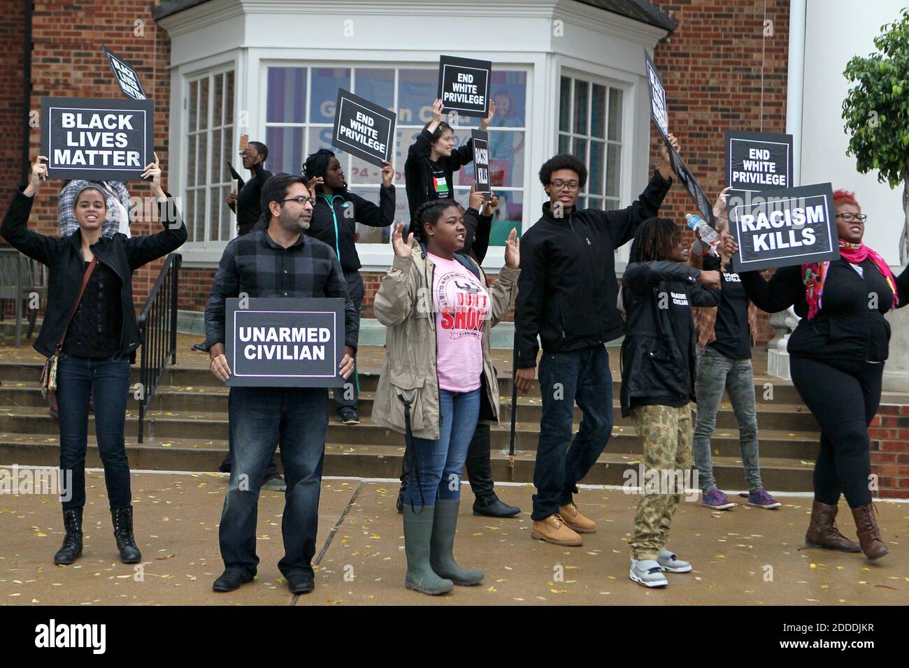 KEIN FILM, KEIN VIDEO, KEIN Fernsehen, KEINE DOKUMENTATION - Demonstranten protestieren gegen den Tod von Michael Brown vor der Plaza Frontenac, nachdem sie am Montag, 13. Oktober 2014, in St. Louis einmarschiert waren. Fast 30 Menschen nahmen an dem von Millennial Activists United organisierten marsch Teil. Foto von Roberto Rodriguez/St. Louis Post-Dispatch/MCT/ABACAPRESS.COM Stockfoto