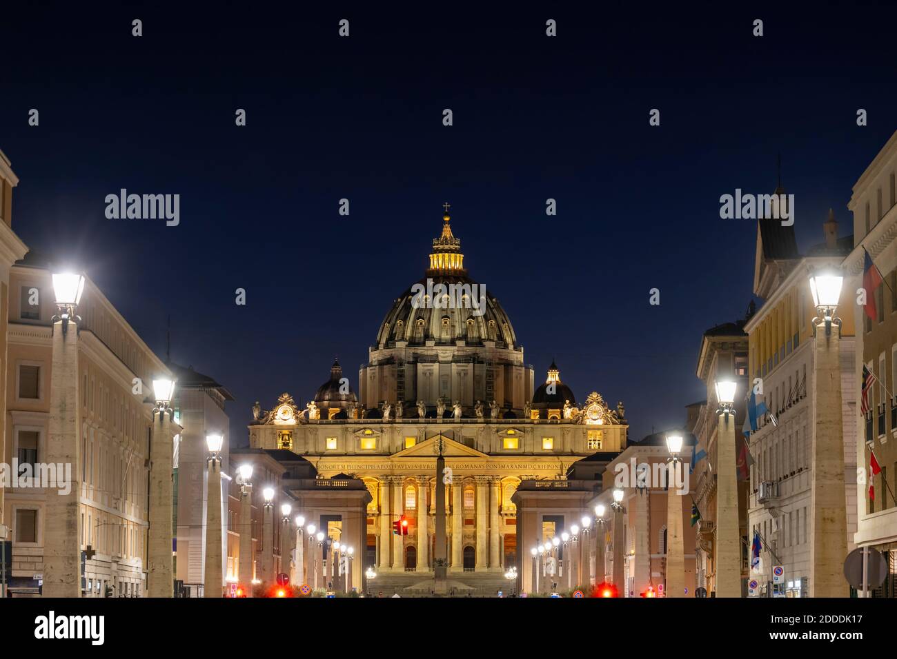 Beleuchtete Via della Conciliazione Straße in Richtung St. Peter Basilika gegen Himmel in der Nacht, Vatikan, Rom, Italien Stockfoto