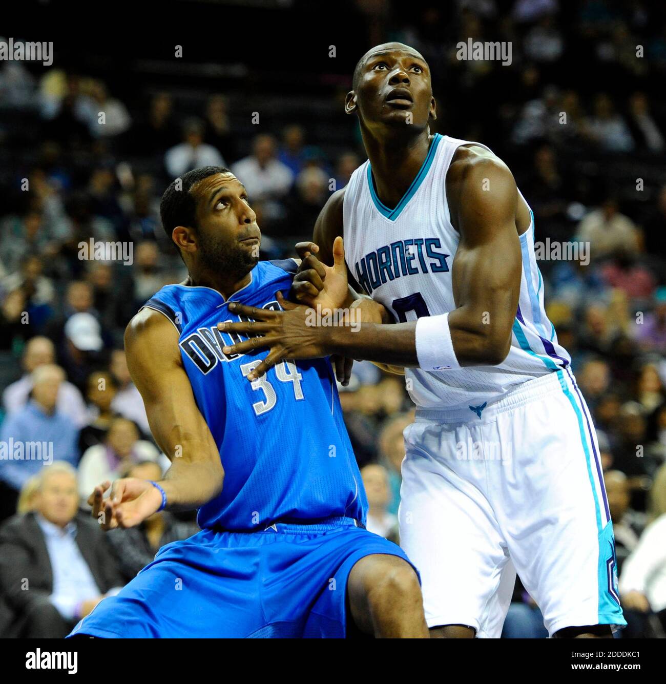 KEIN FILM, KEIN VIDEO, KEIN Fernsehen, KEIN DOKUMENTARFILM - Charlotte Hornets' Bismack Biyombo (8) arbeitet daran, Dallas Mavericks' Brandan Wright (34) in der ersten Hälfte der Time Warner Cable Arena in Dallas, TX, USA, am 17. November 2014 zu blockieren. Dallas gewann 107-80. Foto von David T. Foster, III/Charlotte Observer/TNS/ABACAPRESS.COM Stockfoto