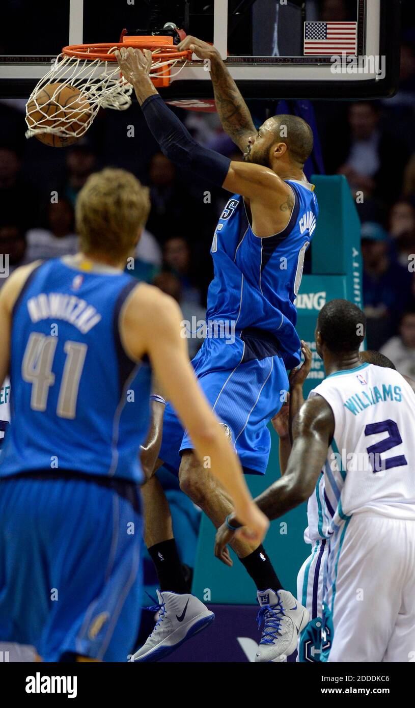 KEIN FILM, KEIN VIDEO, KEIN TV, KEIN DOKUMENTARFILM - Dallas Mavericks' Tyson Chandler (6) bekommt in der ersten Halbzeit in der Time Warner Cable Arena in Dallas, TX, USA, am 17. November 2014 einen Stunk an den Charlotte Hornets vorbei. Dallas gewann 107-80. Foto von David T. Foster, III/Charlotte Observer/TNS/ABACAPRESS.COM Stockfoto