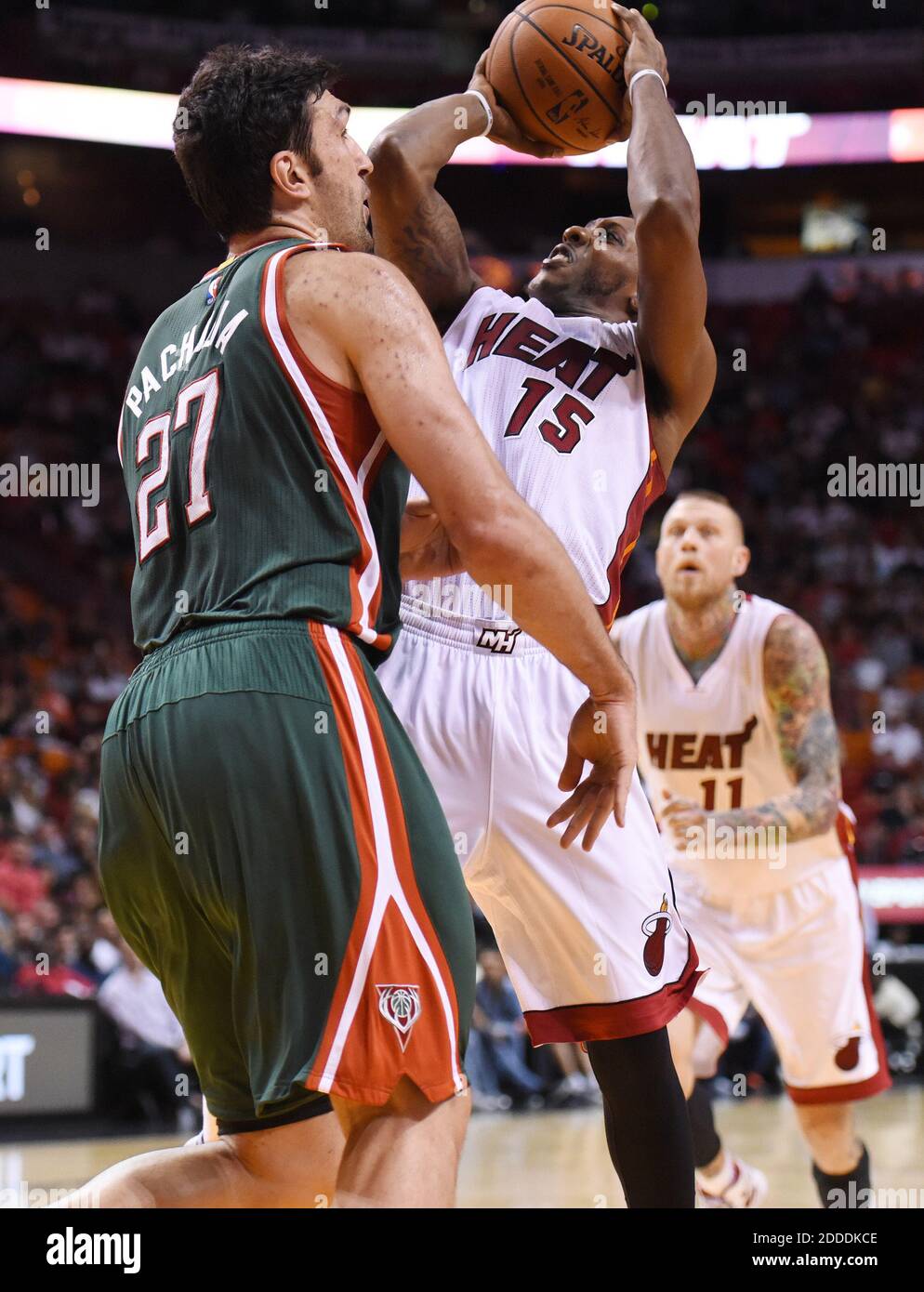 KEIN FILM, KEIN VIDEO, KEIN Fernsehen, KEIN DOKUMENTARFILM - Mario Chalmers von der Miami Heat fährt in den Korb, als Milwaukee Bucks' Zaza Pachulia am 16. November 2014 bei der AmericanAirlines Arenia in Miami, FL, USA, verteidigt. Die Bucks gewannen 91-84. Foto von Hector Gabino/Sun Sentinel/MCT/ABACAPRESS.COM Stockfoto