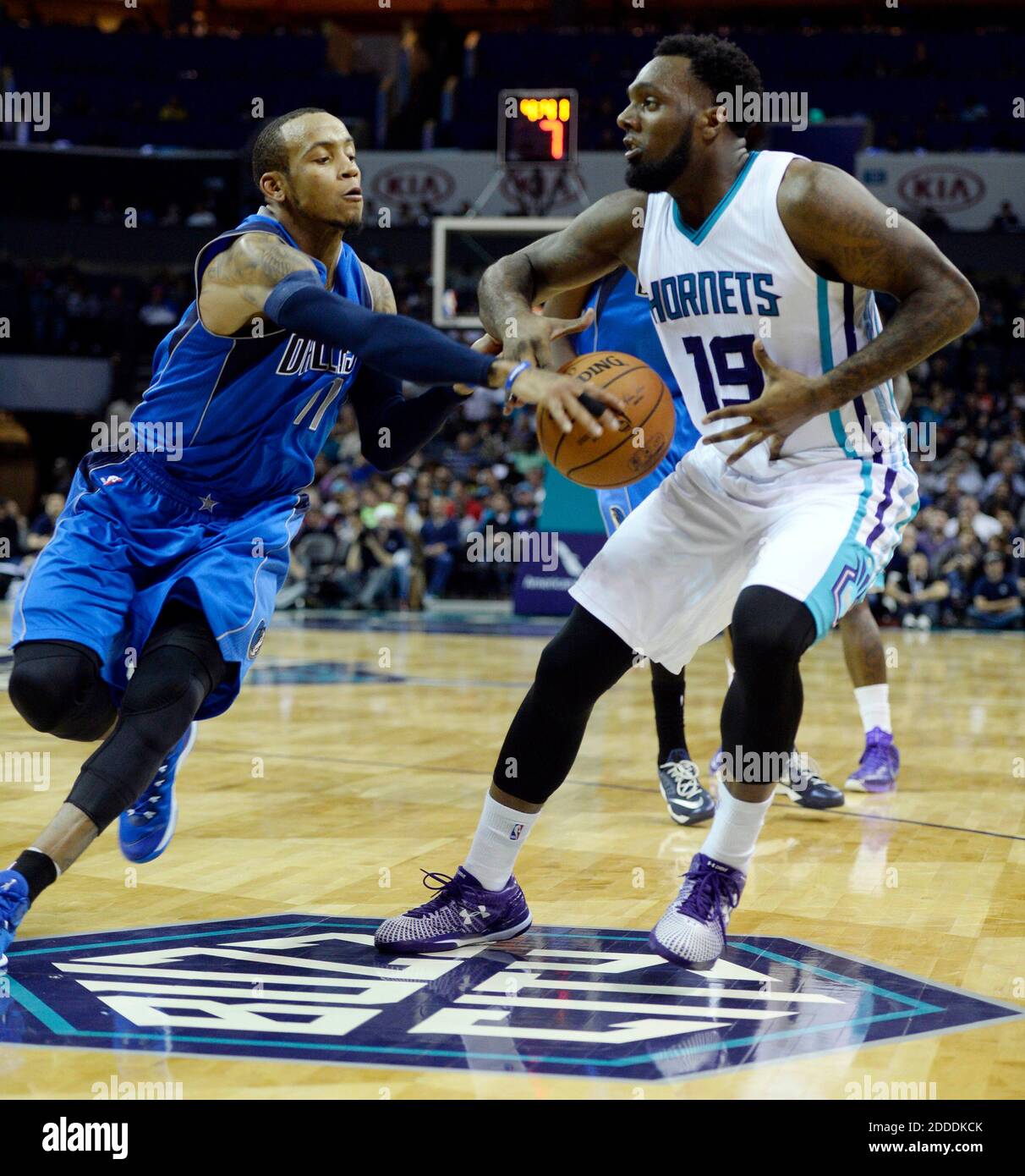 KEIN FILM, KEIN VIDEO, KEIN FERNSEHEN, KEIN DOKUMENTARFILM - CHARLOTTE HORNETS P.J. Hairston (19) wird am 17. November 2014 von Dallas Mavericks' Monta Ellis (11) in der ersten Halbzeit in der Time Warner Cable Arena in Dallas, TX, USA, verdrängt. Dallas gewann 107-80. Foto von David T. Foster, III/Charlotte Observer/TNS/ABACAPRESS.COM Stockfoto