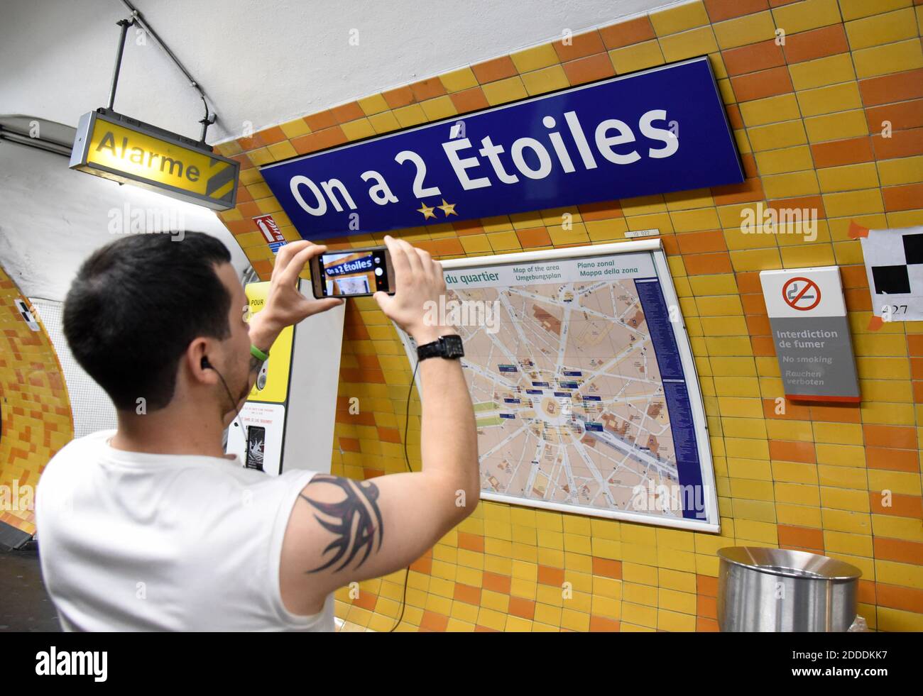 Station de metro charles de gaulle etoile Fotos und Bildmaterial in