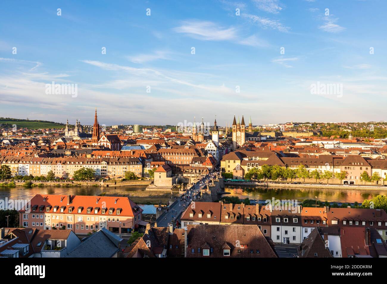 Deutschland, Bayern, Würzburg, Alte Mainbrücke und umliegende Gebäude Stockfoto