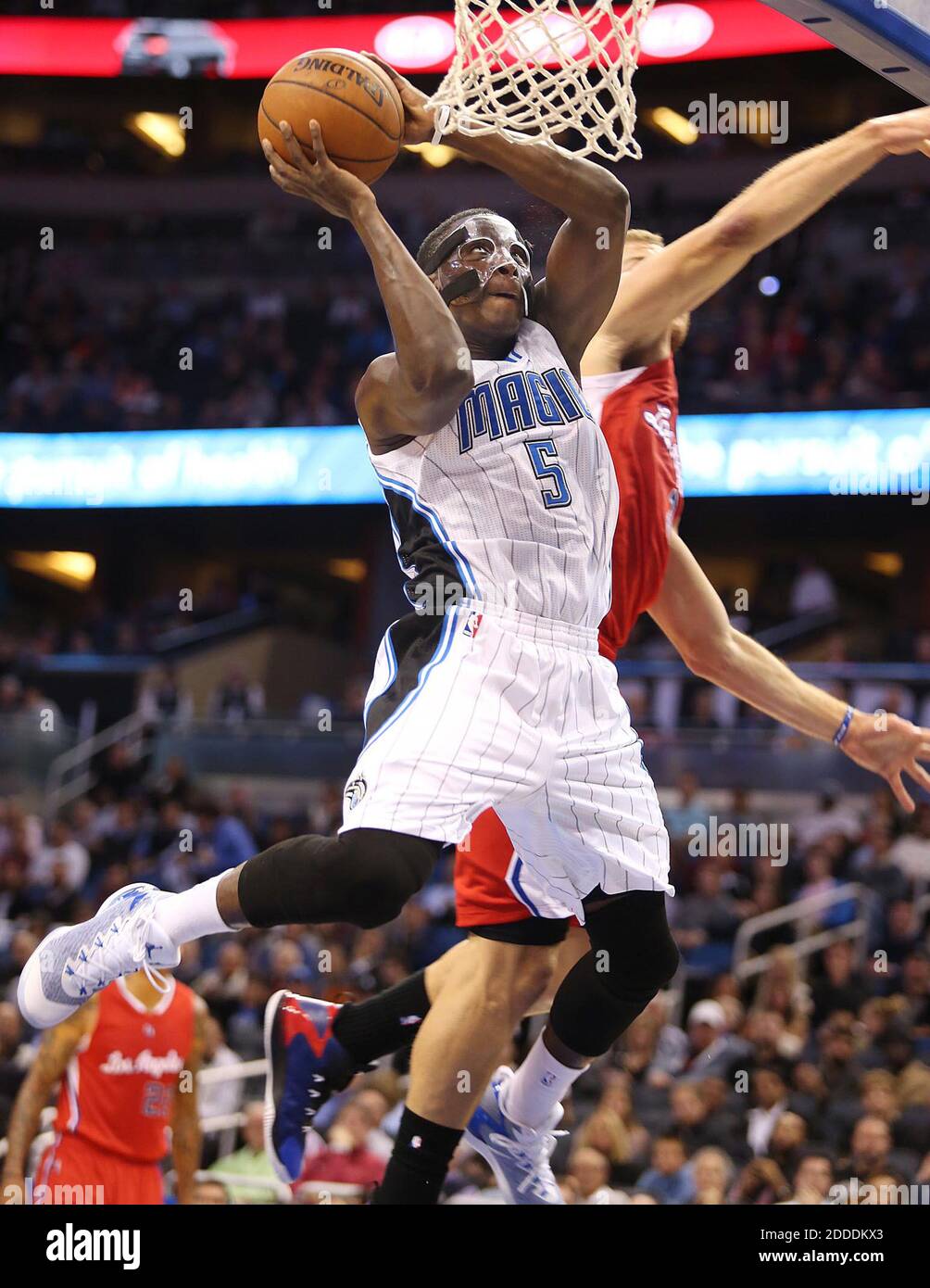 KEIN FILM, KEIN VIDEO, KEIN Fernsehen, KEIN DOKUMENTARFILM - Victor Oladipo (5) von Orlando Magic dreht am 19. November 2014 vor dem Los Angeles Clippers' Blake Griffin im Amway Center in Orlando, FL, USA. Foto von Stephen M. Dowell/Orlando Sentinel/TNS/ABACAPRESS.COM Stockfoto